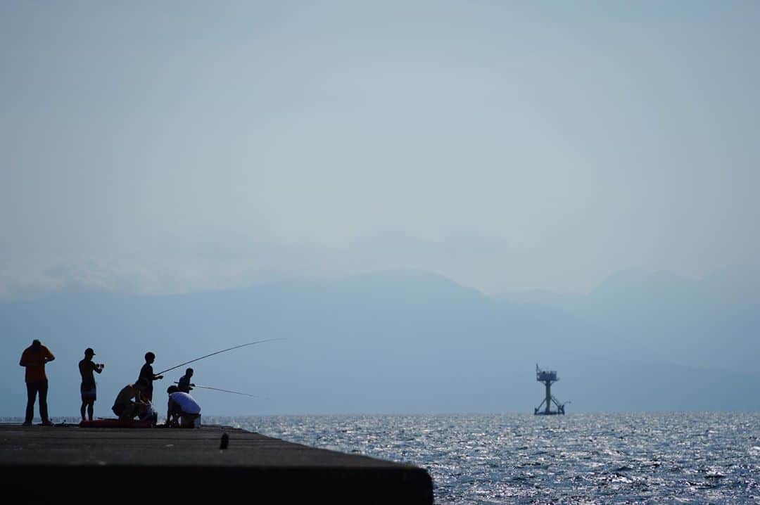 平塚市さんのインスタグラム写真 - (平塚市Instagram)「* ひらつかタマ三郎漁港周辺から撮った１枚。 この日は、海釣りを楽しむ人たちの奥に、 平塚の海の様々なデータを観測している 平塚沖総合実験タワーが見えました。 釣果はさておき、釣り糸を垂れて じっくりと海と向き合う。 そんな時間もたまには必要ですね。 *** #手をつなぎたくなる街 #hiratsukagood #hiratsuka#平塚 #kanagawaphotoclub #海#sea #漁港#新港 #タマ三郎漁港 #釣り#釣り人 #海釣り#魚釣り #平塚沖総合実験タワー #週末の過ごし方 #日々#暮らし #instagramjapan#igersjp」9月7日 17時02分 - hiratsukagood