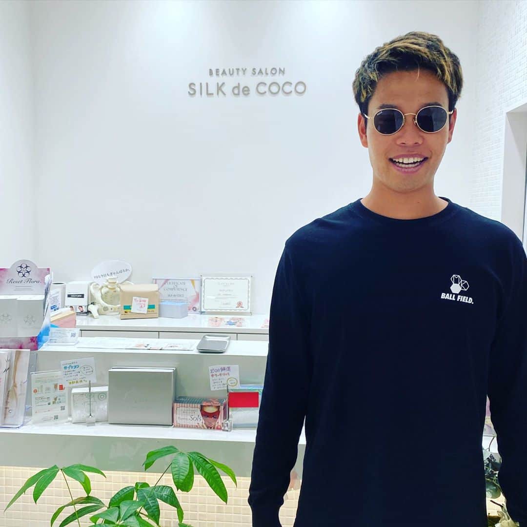 マキヒカのインスタグラム：「#美容ヒカ #少しサボってたから顔面で吹き出物がパーティーしてた #フェイシャル最高 #2枚目透明な水が白濁り水なってた #マッコリ製造機ヒカ #silkdecoco #シルクドココ」