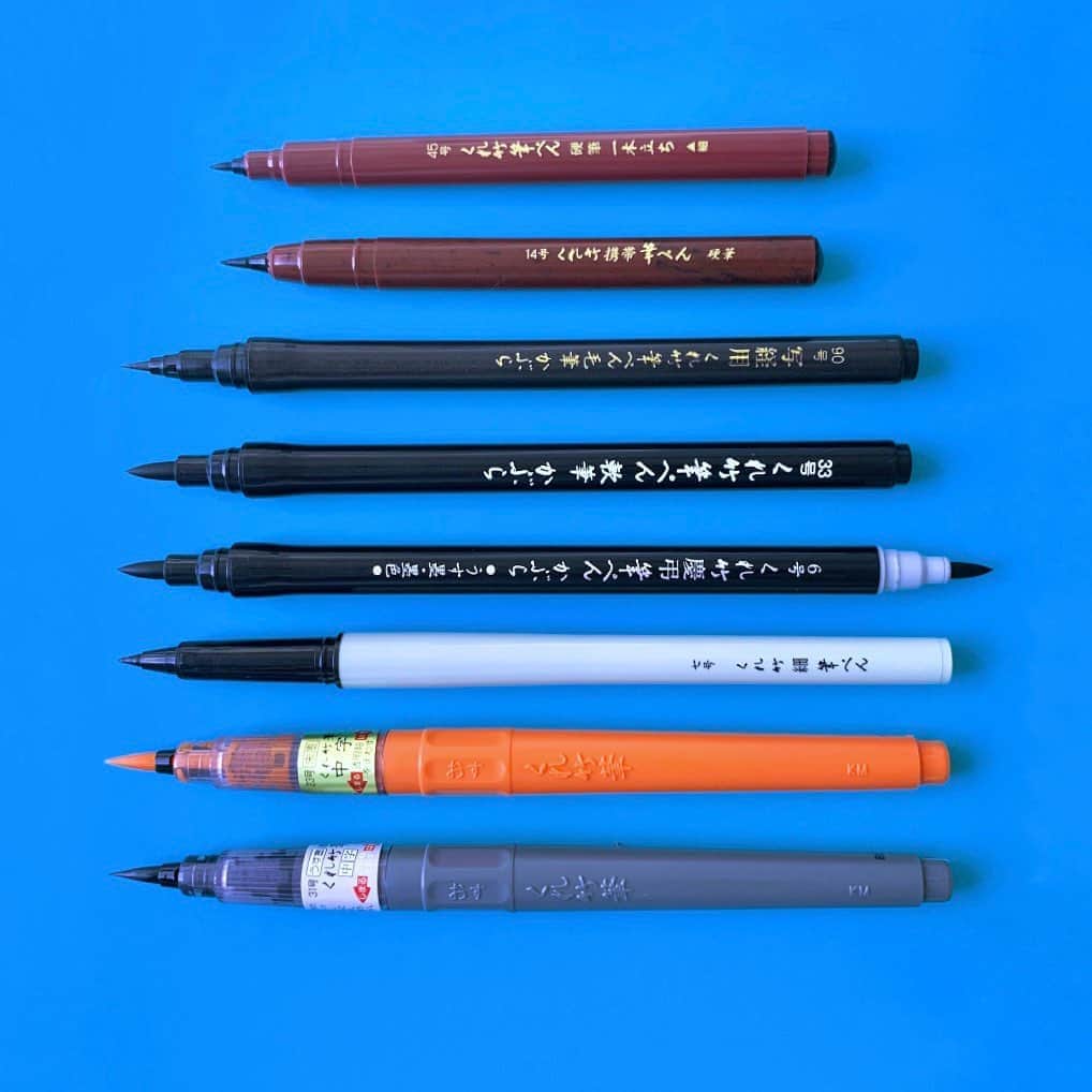 Kuretakeさんのインスタグラム写真 - (KuretakeInstagram)「まだまだあります！呉竹筆ぺん🖋🖋  筆ぺんにもさまざまな種類があるように、使い方もさまざまです。  渋めな見た目の筆ぺんたちではありますが、イラストやブラッシュレタリングに愛用してくださる方々も多いように思います。たくさんの場面で呉竹筆ぺんが使われているのはとても嬉しいことです。いつもご愛用くださりありがとうございます❤︎  商品は上から…  くれ竹筆ぺん 一本立ち(45号) くれ竹携帯筆ぺん 硬筆(14号) くれ竹写経用筆ぺん毛筆かぶら(90号) くれ竹筆ぺん 軟筆かぶら(33号) くれ竹慶弔筆ぺんかぶら(6号) くれ竹細筆ぺん 卓上(7号) 朱墨 くれ竹筆(23号) うす墨 くれ竹筆 顔料(31号)  Items from the top...  KURETAKE FUDE PEN ”KOUHITSU IPPON-DACHI” (No. 45) KURETAKE KEITAI FUDE PEN ”KOUHITSU” (No.14) KURETAKE SHAKYO FUDE PEN (No.90) KURETAKE FUDE PEN ”NANPITSU KABURA” (No.33) KURETAKE KEICHO FUDE PEN ”KABURA” (No.6) KURETAKE FUDE PEN ”HOSO-TAKU” (No.7) KURETAKE FUDE PEN ”SHU-BOKU” (No.23) KURETAKE FUDE PEN ”USUZUMI” (No.31)  #呉竹 #kuretake  #kuretakebrushpen #fudegocochi #bimojibrushpen #fudepen #筆ペン #inking #lettering #brushlettering #brushletteringpractice #brushpen #writingtools #sumie #sumipainting #レタリング #写経 #japanesestationery #letteringpractice #madeinjapan #comicillustration #mangaillustration #calligraphybrus #kuretakebrushpenno55」9月7日 17時02分 - kuretakejapan