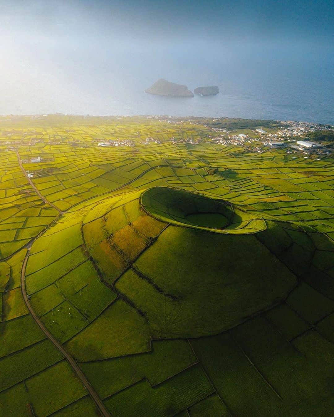 BEAUTIFUL DESTINATIONSさんのインスタグラム写真 - (BEAUTIFUL DESTINATIONSInstagram)「Unimaginable perspective from Terceira Island, the volcanic wonder of the Azores. 🌋  See these stunning volcanic peaks, green pastures and stone patchworks as you explore Portugal! What do you think of this landscape?  📸 @jamesrelfdyer 📍Azores Islands, Portugal」9月7日 17時04分 - beautifuldestinations