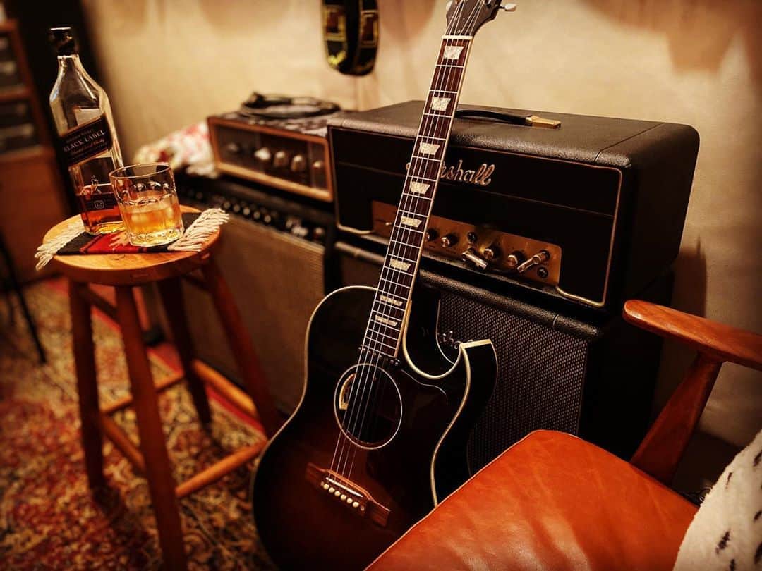 浅田信一さんのインスタグラム写真 - (浅田信一Instagram)「BAR AS Open🥃  レコード聴いたりギター弾いたり。」9月7日 17時06分 - asada_shinichi