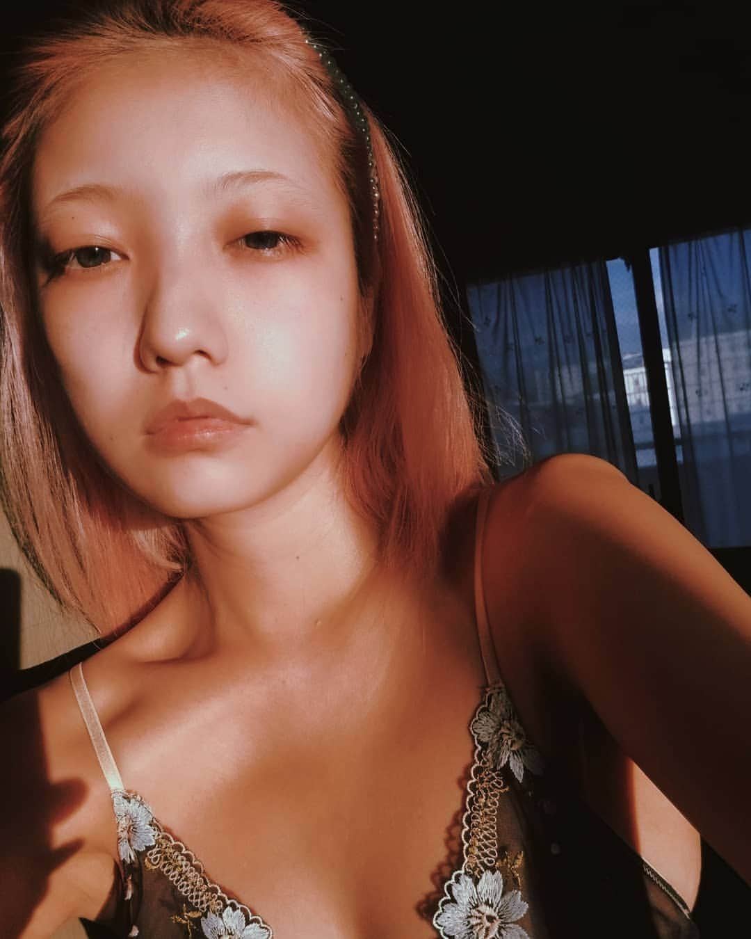 小林レイミさんのインスタグラム写真 - (小林レイミInstagram)「Living with #greysanatomy 🍽️♨️💤  #netflixandchill #currentsituation #pinkhair #fitbody #dietresults #nomakeup #dailysnap #🍫」9月7日 11時46分 - _reimi._____