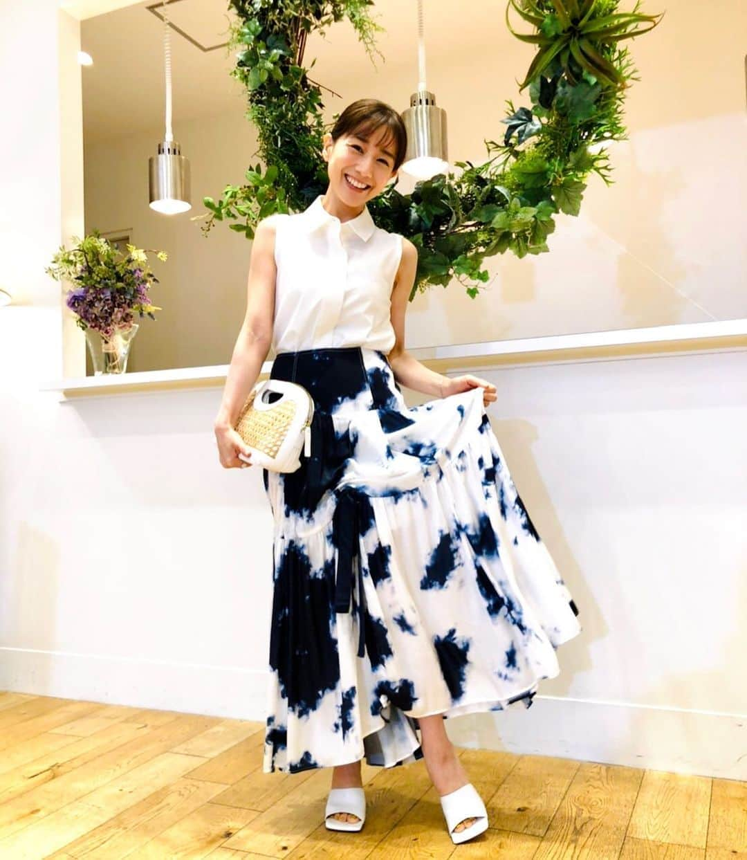 関西テレビ「グータンヌーボ2」さんのインスタグラム写真 - (関西テレビ「グータンヌーボ2」Instagram)「👗✨ #みな実さんファッション ✨👠  シャツ、スカート　@stylings_official サンダル　@bottegaveneta アクセサリー　@oeau_jewelry バッグ　@pellico_japan  #グータンヌーボ2 #fashion #ファッション #ファッションコーデ #おしゃれ #オシャレコーデ #スタイル #レディースファッション #田中みな実 #みな実さん」9月7日 11時47分 - gutan_ktv