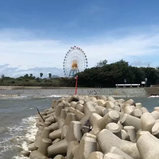 のインスタグラム：「台風10号 赤穂御崎にも強風をもたらし通り過ぎて行きました 大きな被害もなくお天気も回復していきそうですが観覧車が飛んでいきそうな勢いでグルングルンと回ってます 遠く離れた赤穂でこの状態…  皆様どうぞお気をつけください。 そして皆様のご無事を願います。  #台風 #皆様ご無事でありますように」