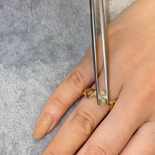 稲木ジョージのインスタグラム：「@milamorejewelry #KINTSUGI rings available for custom order 💎  ミラモアでは、普段あまり目にしない宝石のルースが見つかるブランドです。#金継ぎ リングだけではなく、ほぼほぼのジュエリーがカスタム可能なので、ぜひお問い合わせを🤩💎」