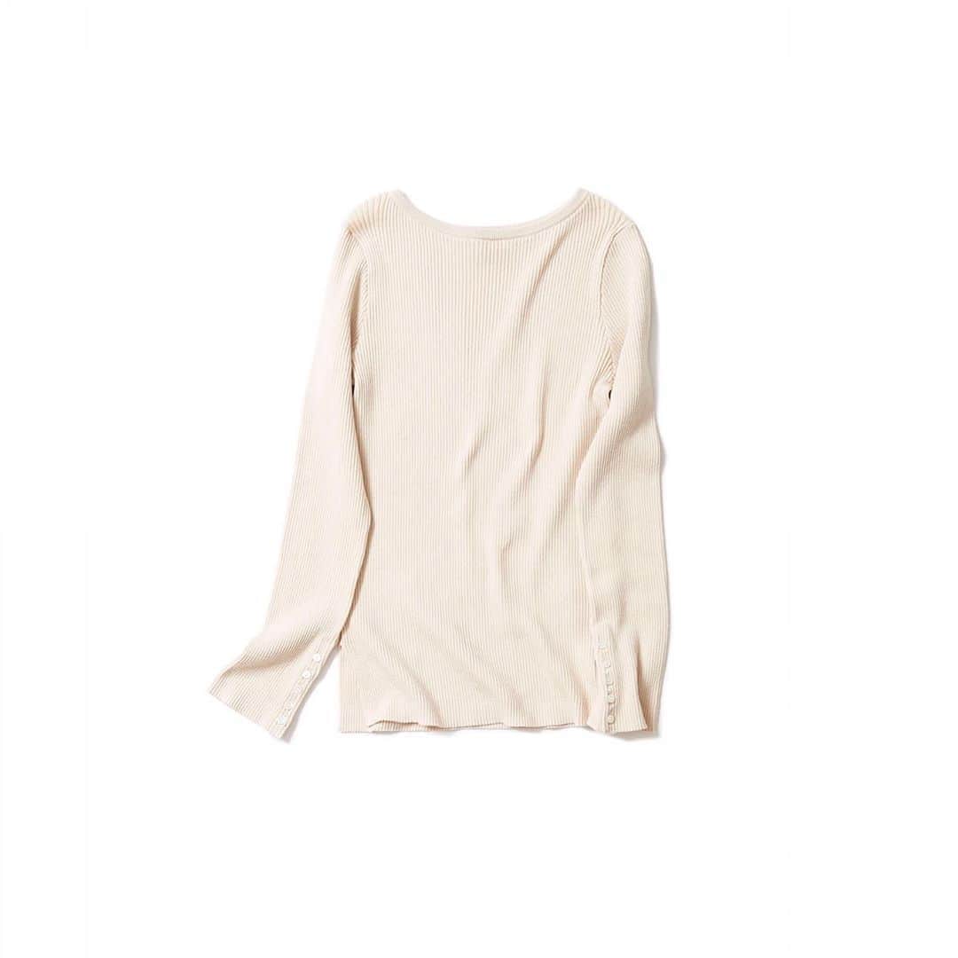 のインスタグラム：「・ New♦️Arrival・ ・ ♦︎TOMORROWLAND/MACPHEEマカフィー／ボートネックリブニット（Ivory) ・ 上質なコットン糸で仕立てたリブニット。ボディーに優しくフィットする女性らしいシルエットが魅力的な一着。 シンプルなデザインな中にも両サイドのスリットと、袖口のボタンがアクセントになり、一枚でもスタイリングの決まるアイテムです。 ジャケットやブルゾンのインナーとしても活躍でき、秋口から春先までロングシーズンお使い頂けます。  ・ #kkcloset #kkshop #菊池京子 #kyokokikuch #coordinate #code #ootd #outfit #kotd #カジュアル #style #fashion #ファッション #秋冬 #knit #ivory #リブニット #écru」