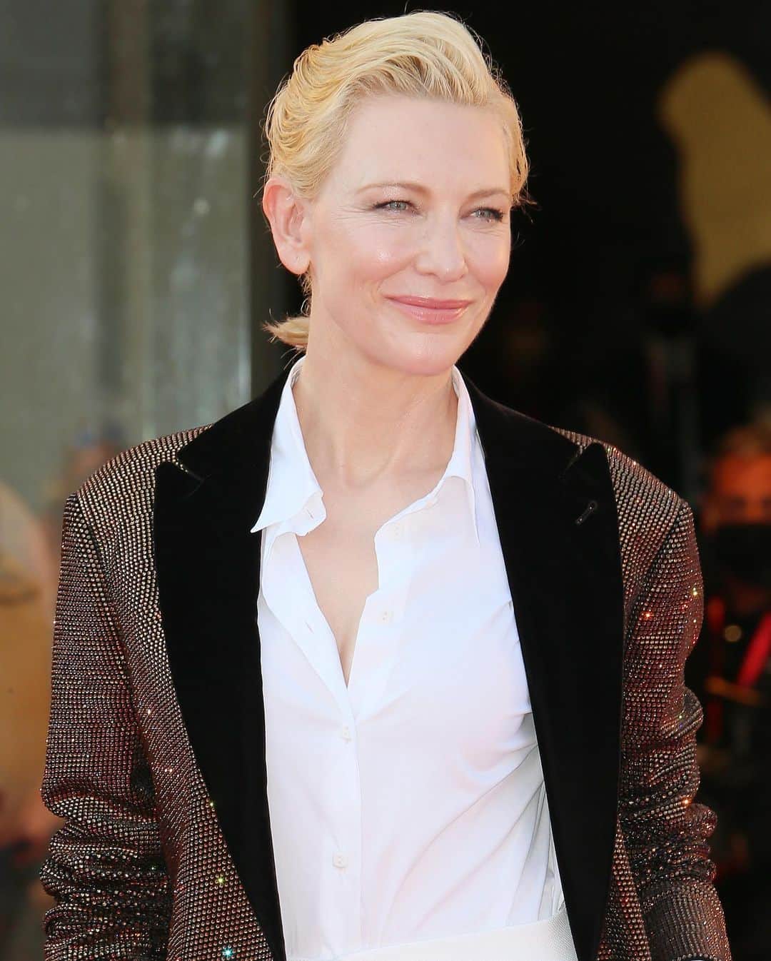 Just Jaredさんのインスタグラム写真 - (Just JaredInstagram)「Cate Blanchett sparkles in a bedazzled, @giorgioarmani blazer while attending another premiere at the Venice Film Festival! #CateBlanchett Photos: Getty」9月7日 11時45分 - justjared
