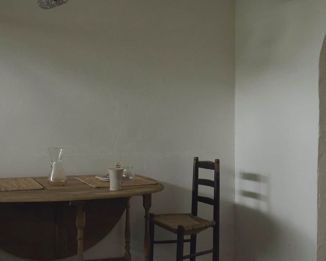 惟本康明 / yasuaki yoshimotoのインスタグラム：「台風の日 僕は朝ごはんを食べない #interior #インテリア #たのしいインテリア」
