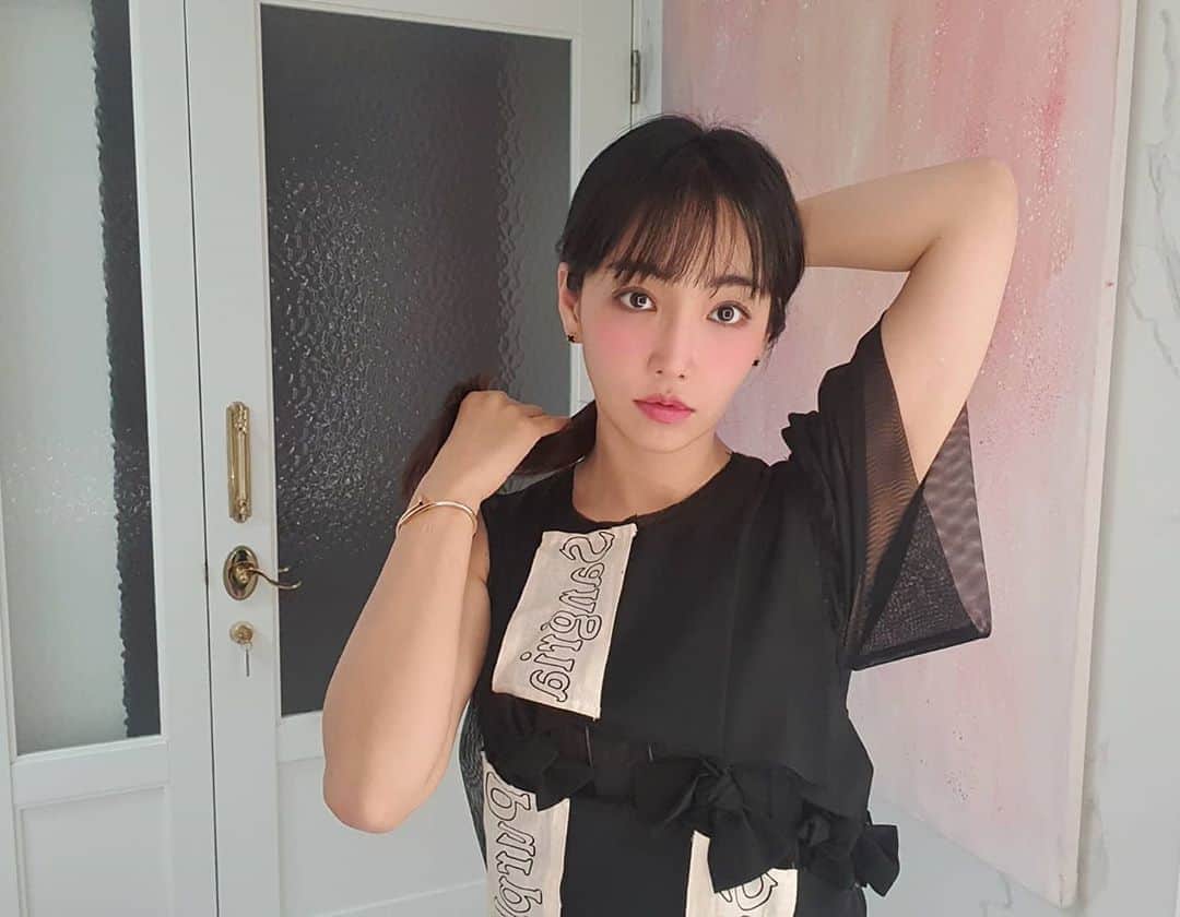 イ・ユリのインスタグラム：「#이유리#집에서멋내기중🌸」