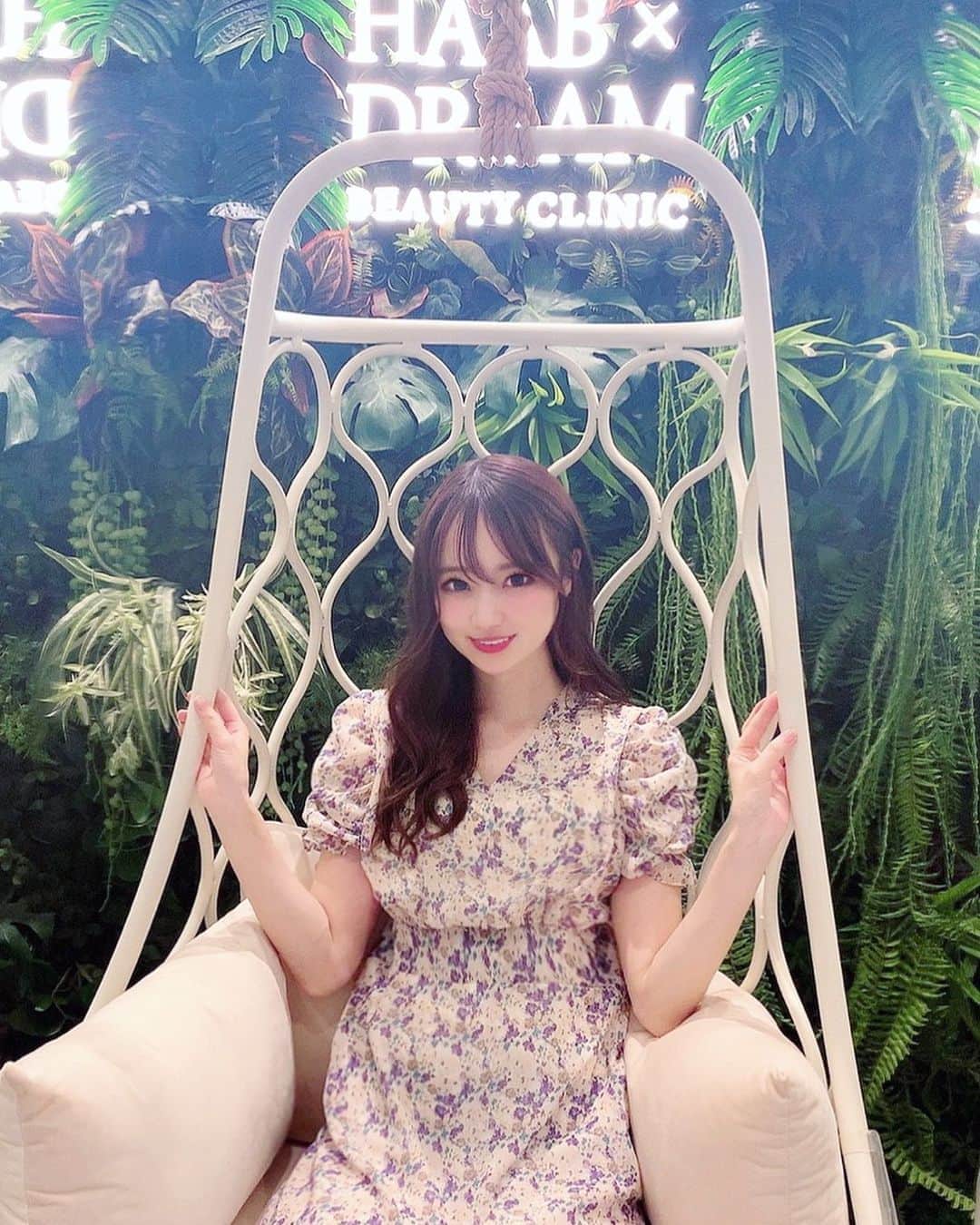 のインスタグラム：「先日撮影帰りにオープンしたばかりの @haab_dream にいってきたよ💒 ・ 内装可愛すぎて… 写真スポット沢山ありすぎた🥺💞 ・ ・ ・ 施術は気になってた美肌メニューの アンストレスをして頂きました🧖‍♀️ ・ 私肌が人より薄いみたいなんだけど アンストレスはお肌弱くても大丈夫なんだって🙆🏻‍♀️ ・ ミネラル豊富のマッサージクリームと水分豊富のパックで お肌が柔らかくなった気がする✨ ・ デコルテまでしっかりケアしてくれて ほんとに気持ちよすぎたぁ… またいきたいな🤤💓 ・ ・ ・ ・ ・ ・ ・ #haabdream #haab #美容 #美容クリニック #クリニック #clinic #beauty #instabeauty #エステ #エステサロン #美容レポ」
