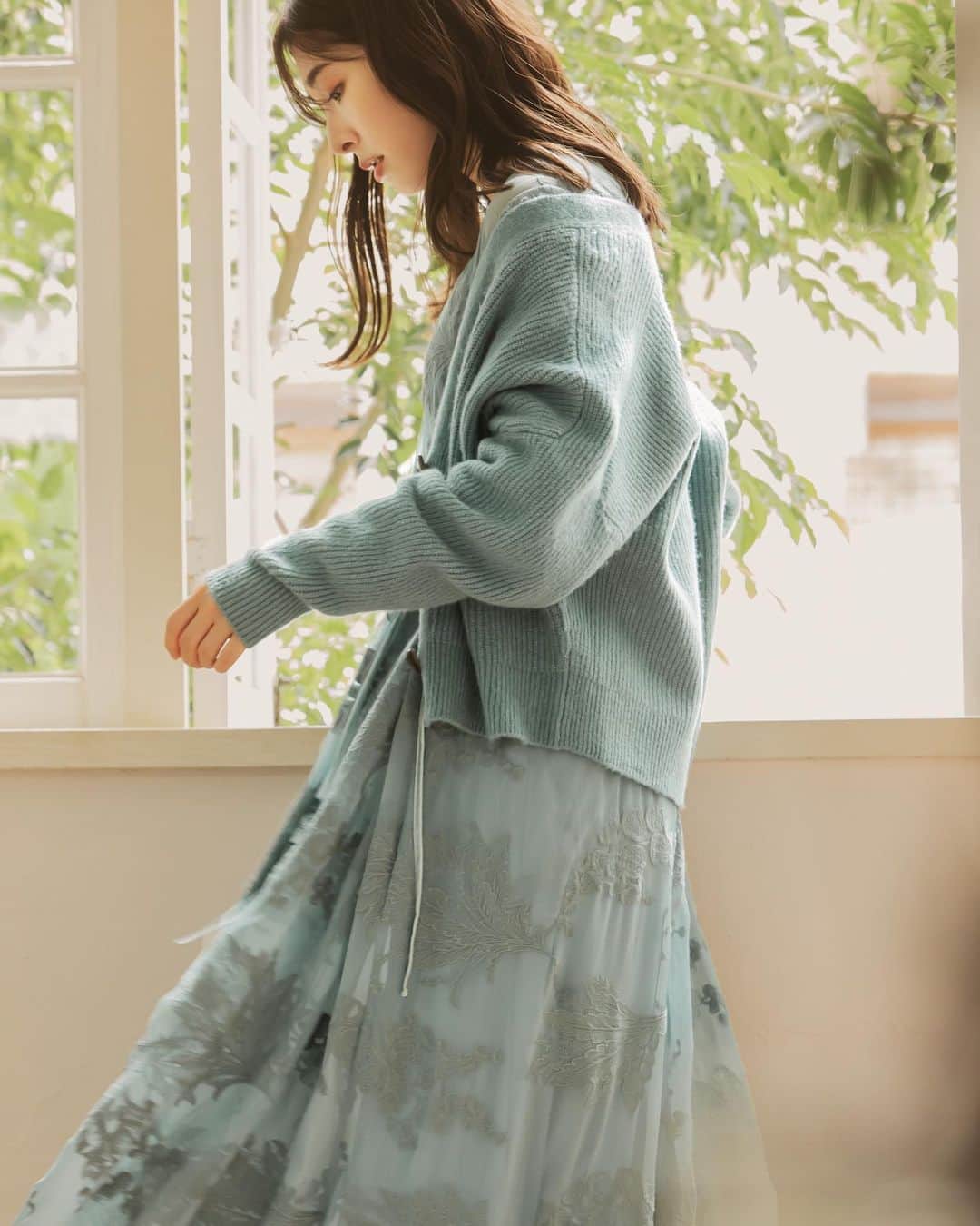 のインスタグラム：「【JILLSTUART SEPTEMBER 2020】 MELLISA  EMBROIDERY 092-0240028 col.bule,brown ¥35,000+tax  ELLIZA KNIT 092-0270025 col.pink,blue,beige ¥17,000+tax  #jillstuart #color #knit #onetone #2020aw  #autumn #september #fashionstyle #recomended」