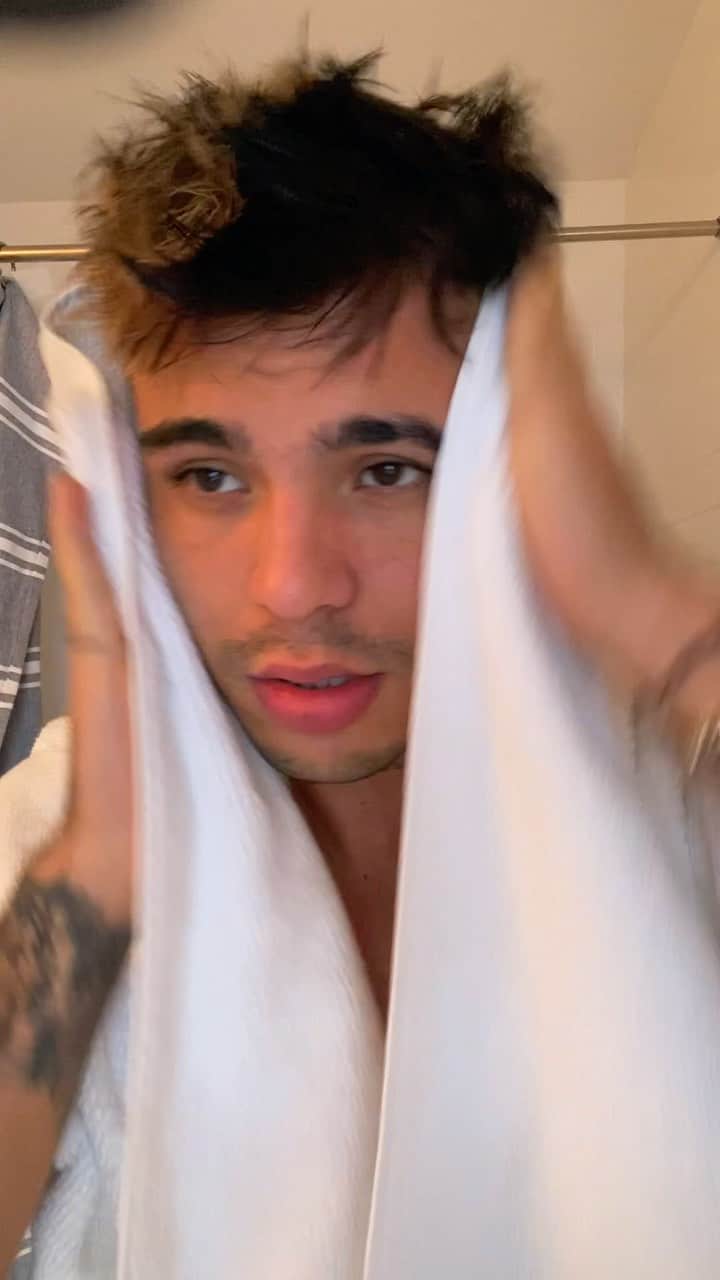 Sebastián Villalobosのインスタグラム：「TAURO   NO SOY MALO, PERO SÍ TESTARUDO SI TE SIENTES MAL TÚ DIME QUE YO TE AYUDO CONMIGO TÚ TE SIENTES SEGURO TE LO ASEGURO   Y MI DEBILIDAD ES QUE SOY MUY DESCONFIADO  PERO SI TÚ ERES MI AMIGO YO ME QUEDARÉ A TU LADO  SOY EL DE LOS CONSEJOS... QUE NUNCA HAS ESCUCHADO  POR QUÉ TAN CALLADO? YA ME TIENES PREOCUPADO...  AQUÍ ESTÁ TAURO SOLO PARA TI  YO NO TE VOY A MENTIR ENTIENDO TU POSICIÓN  PERO NO OLVIDO EL ERROR… (X2)  SI ME FALLASTE SEGURAMENTE NO ME OLVIDO  ALGUIEN CON LA MISMA VIBRA ES LO ÚNICO QUE PIDO  SIEMPRE CON HAMBRE NO IMPORTA QUE YA HAYA COMIDO LAS LECCIONES DE LA VIDA  TODAS YO APRENDIDO...    Y LO QUE QUIERO ES POR EL MUNDO VIAJAR DESPUÉS DE TRABAJAR  NO REVISES MI CELU PORQUE ME VOY A ENOJAR SI TÚ ERES FALSO Y YO REAL ASÍ NO VAMOS A ENCAJAR  SI TÚ NO SABES SER LEAL PUES YO ME VOY A ALEJAR  AQUÍ ESTÁ TAURO SOLO PARA TI  YO NO TE VOY A MENTIR ENTIENDO TU POSICIÓN  PERO NO OLVIDO EL ERROR… (X2) ——————— prod @alejomasterx  writed @rkartista - @sebas  rcrd @iamreyking」