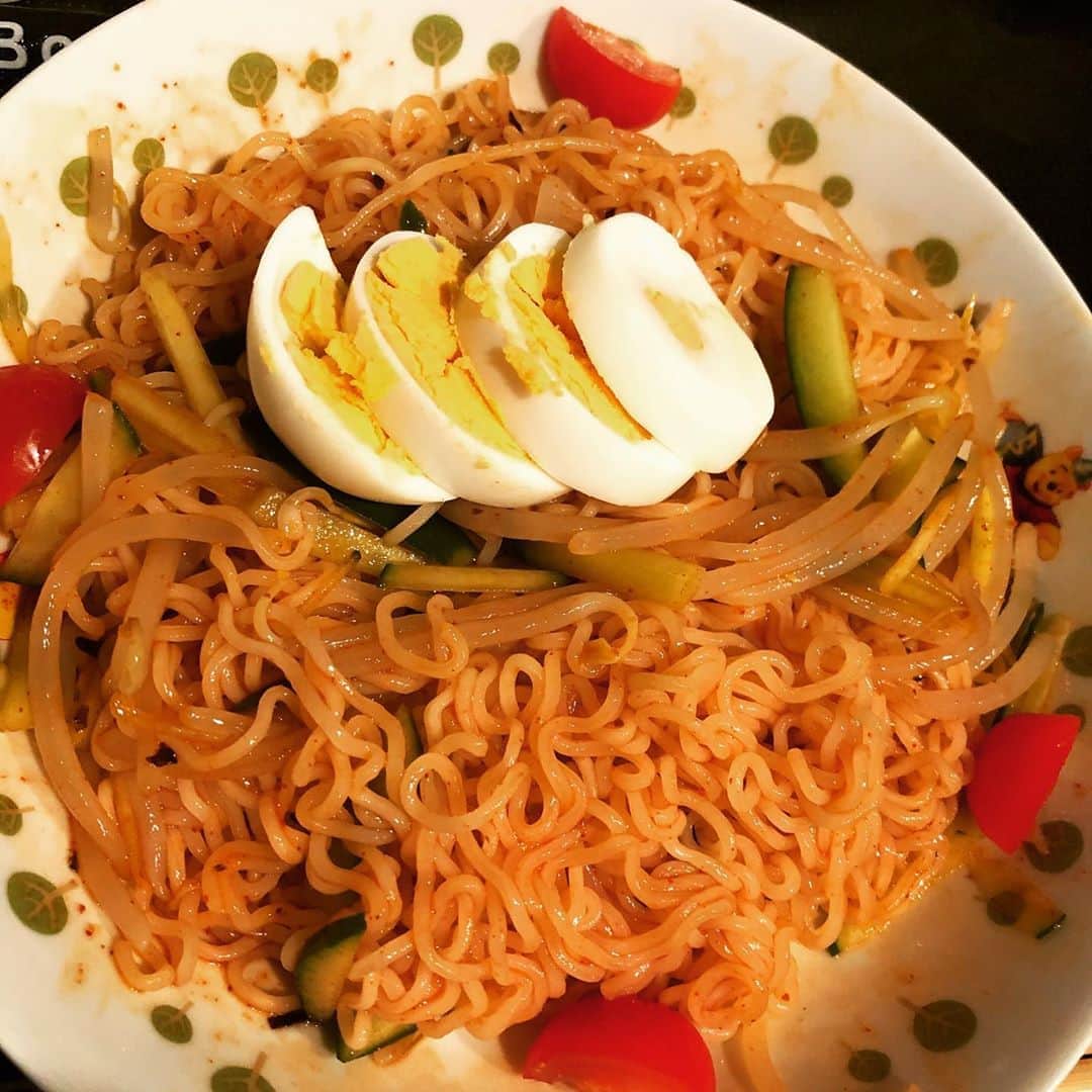 有奈めぐみのインスタグラム：「この夏、偏りすぎなぐらい食べ続けたビビン麺。 惚れ込んだビビン麺。 インスタントビビン麺。 今までどーしてもタレに納得がいくものがなかったのを、これは完璧お店の味！！ もやし、きゅうり、トマト、ゆで卵と混ぜ混ぜ♡  ビビン麺女子って言葉なんでないの？私お店にあれば絶対頼んでいるよ。  #av #風俗 #風俗嬢 #熟女 #ビビン麺女子 #ビビン麺 #ビビン麺派 #きゅうり #もやし #トマト #ゆで卵 #美味しい」