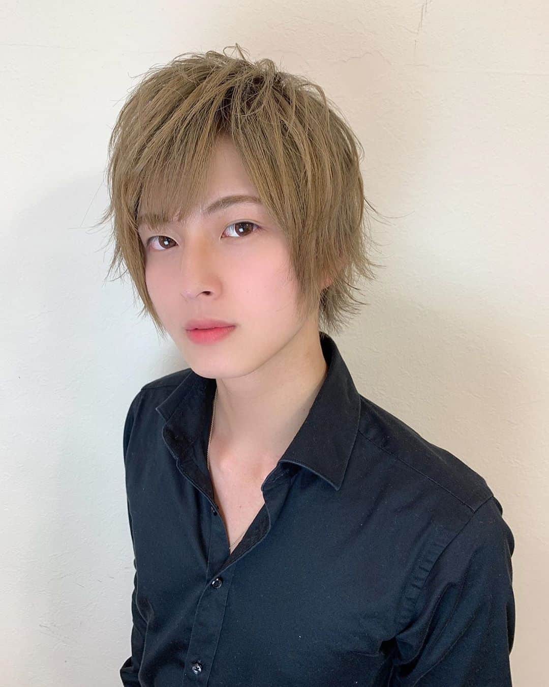 salon PRATiNO(サロンプラチノ)のインスタグラム：「. ✂️Men's style✂️. . ミルクティーハイトーンカラー💫 髪の色に合わせてアイブロウもイメチェン✨ 眉毛を少し変えるだけで 顔全体の印象がとても変わるのでオススメ💁‍♀️ アイブロウカット、アイブロウカラーも メニューにございますので ぜひお試しになってみては？😎 . . 【CLAVIS PRATINO】 ◇月曜日～土曜日 10:00～20:00 ◇日曜日 10:00～18:00  ※定休日なし ※時間外はお問い合わせください。 愛知県名古屋市中区錦3-4-19石垣ビル７Ｆ ☎︎052-962-7017 . #hairstyle #hair #cornrow #braids #clavispratino #spiralperm #pratino #hairsalon #nagoya #haircolor #love #派手髪 #外国人風カラー #バレイヤージュ #グラデーション #コーンロウ #ブレイズ #スパイラルパーマ #特殊ヘア #ブラックヘア #美容室 #ヘアサロン #ヘアスタイル #ヘアカラー #クラビスプラチノ #名古屋 #栄 #錦」