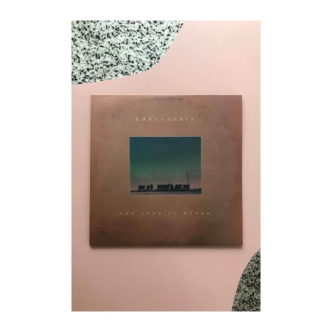 ジュリアン デイヴィッドのインスタグラム：「Monday . . . Khruangbin - Con todo el mundo. From my friend @philipandelman @khruangbin」