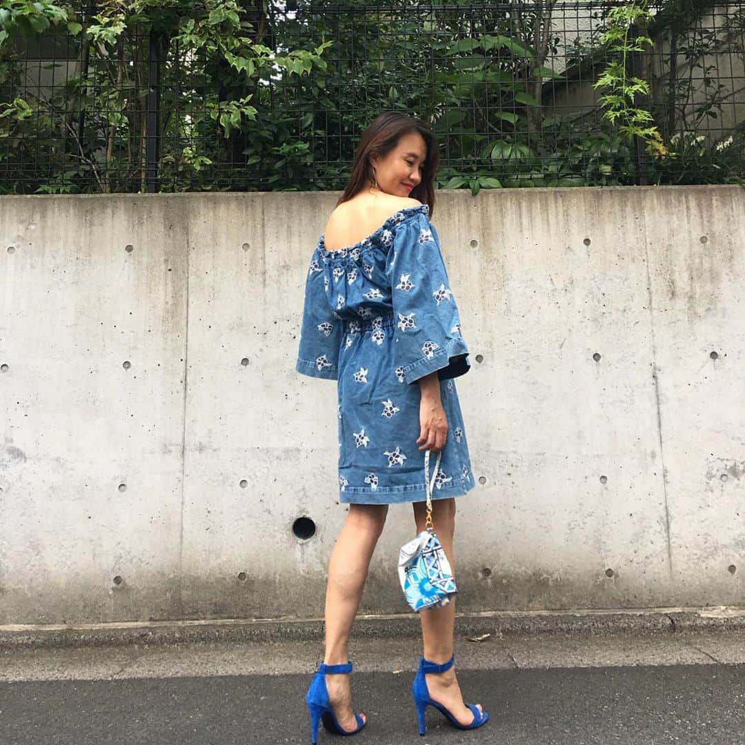 のインスタグラム：「週末は暑くなりましたね。 * #fvecフリマ　の9月に着れそうな お洋服達の写真撮りやコーデを組んで 汗だくでした💦  * こちらのワンピースは #houseofholland  ポーチ  #emiliopucci #エミリオプッチ アンクルサンダル #celine #セリーヌ  * もう少ししたらニットの季節にかわるんですもんね。布団から出れなくなる季節です。 その前にトレーニング。。だよね🏋🏼‍♂️」