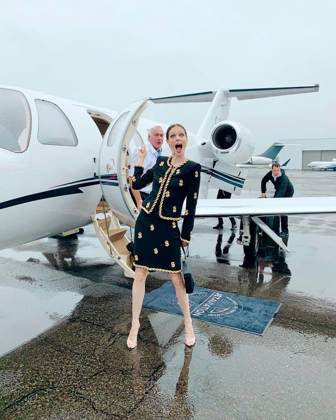 ココ・ロシャさんのインスタグラム写真 - (ココ・ロシャInstagram)「Thanks to Facebook for reminding me that exactly 1 year ago today I was with my girl @sylviamantella on a private jet heading to #NYFW, eating a five dollar foot long sandwich while wearing a full @moschino look. 🤷🏻‍♀️」9月7日 11時58分 - cocorocha