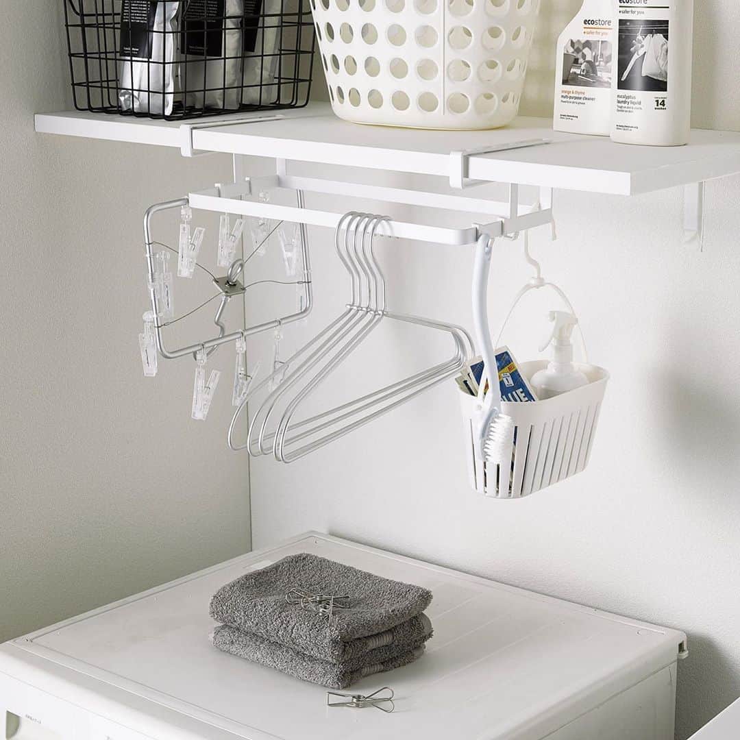 yamazaki_japanさんのインスタグラム写真 - (yamazaki_japanInstagram)「洗濯機上の棚下空間を有効活用！「棚下ハンガー収納 タワー」のご紹介です。 . 棚板に差し込むだけで洗濯機上の空いた空間を洗濯ハンガーなどの収納スペースとして確保できます。 付属でフックが4個付いているのでお好きな位置に付けてピンチハンガーや洗濯ブラシなどの小物類の引っ掛け収納もできます。 . 洗濯ハンガーはもちろん、洗濯ネット、スプレーボトルを引っ掛けて収納することもできます。 洗濯機上に洗濯物を収納することで家事動線をスムーズにすることができます◎ . ■SIZE：約W40×D16.5×H9.5cm　■対応サイズ：棚板の厚さ約1.8～2.8cmまで・奥行き約16.5cm以上・幅約40cm以上　■耐荷重　本体：約2kg  フック：各約250g　 --------------------------------- 山崎実業のコラムサイト「Simple Life Lab.」も運営中◎ 暮らしのアイデアや、漫画ヤマクマちゃんなど様々なコンテンツが掲載されています。 是非ご覧ください。 https://www.yamajitsu.co.jp/lab/ --------------------------------- #home#tower#ハンガー収納#洗濯ハンガー収納#洗濯#洗濯機#ランドリー#ランドリー収納#洗濯ネット#洗濯ハンガー#洗濯ブラシ#洗濯小物収納#デッドスペース#収納術#整理整頓#整理収納#暮らし#丁寧な暮らし#シンプルライフ#おうち#収納#シンプル#モダン#便利#おしゃれ #雑貨 #yamazaki #山崎実業」9月7日 12時00分 - yamazaki.home.channel