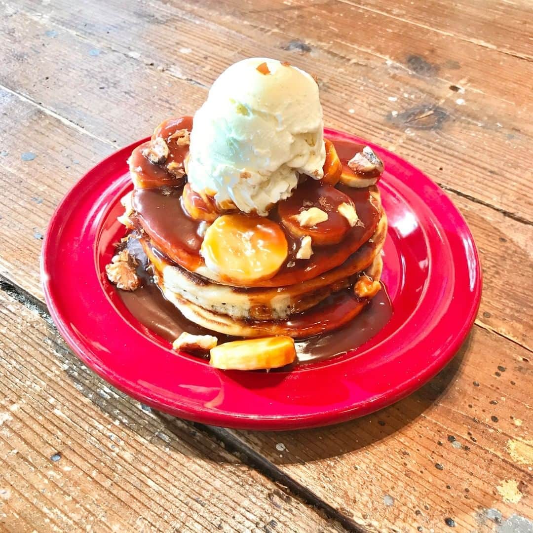 のインスタグラム：「パワフルな見た目に圧倒されつつ、どんどん食べ進んでしまう 。しっかり焦がしているというだけあって、キャラメルソースが心地よいほろ苦さ。もちっとした🍌にたっぷり絡みます。素朴な味わいの土台はふんだんに練りこまれたバターに思わずほっこり。ただ甘いだけのパンケーキとは一緒にしないで頂戴、と言わんばかりの風格漂う一品です。  #DIESEL によるGlorious chain cafeの新顔は￥980。（編集N）  #dieselshibuya #gloriouschaincafe #パンケーキ #キャラメル #キャラメルソース #バナナ　#バニラアイス #キャラメルバナナパンケーキ #SPURおやつ部 #SPUR #おやつ #おやつのじかん #おやつタイム #3時のおやつ #おやつの時間 #パンケーキ部 #パンケーキ巡り #ホットケーキ #pancakes #sweets #カフェ #渋谷カフェ #shibuycafe #カフェ部 #カフェ巡り #カフェ活」