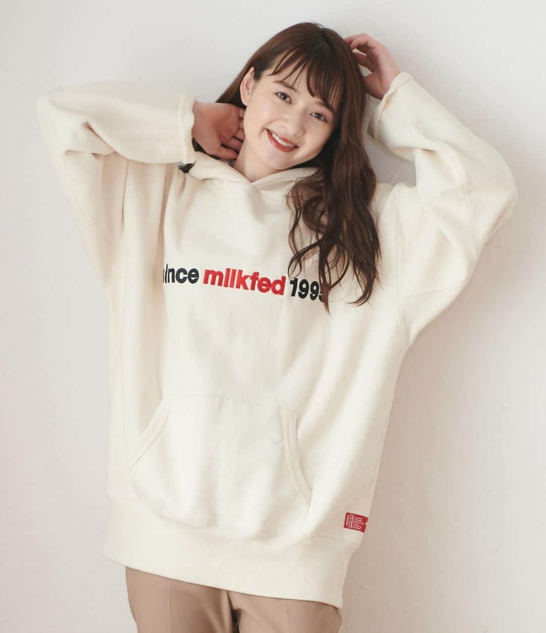 のインスタグラム：「＼EMBROIDERY LOGO HOODIE／﻿ 今年も欲しいスウェット❣ ️﻿先行予約受付中！  ﻿袖口はカットオフし、 脇にマチがあったりと ヴィンテージ仕様のデザインが魅力♥️ ﻿ 画像をタップして商品情報をチェック🏷✔︎ ﻿ ﻿ ┈┈通販サイトはこちら┈┈﻿ ・Official online store calif﻿ ・ZOZOTOWN ﻿ 悩んだときはお気に入り登録！﻿ ┈┈┈┈┈┈┈┈┈┈┈┈┈﻿ ﻿ #milkfed #milkfedjp﻿ #ミルクフェド ﻿ #ガーリーストリート﻿」