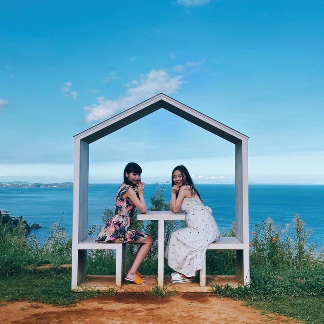 西村季里子のインスタグラム：「・  アカオハーブ&ローズガーデン内の 一番上から見る景色が最&高だった🥺🌊  天気が良すぎて少しの間しか 目を開けていられなかったけど🥺(大袈裟)  空と海の境目が分からないくらい 真っ青な景色が忘れられない…💙  #熱海 #アカオハーブアンドローズガーデン  #coedahouse #コエダハウス #オーシャンガーデン #フレームハウス #空飛ぶブランコ #熱海旅行  #sky#ocean#空#海 #follow#followｍe」