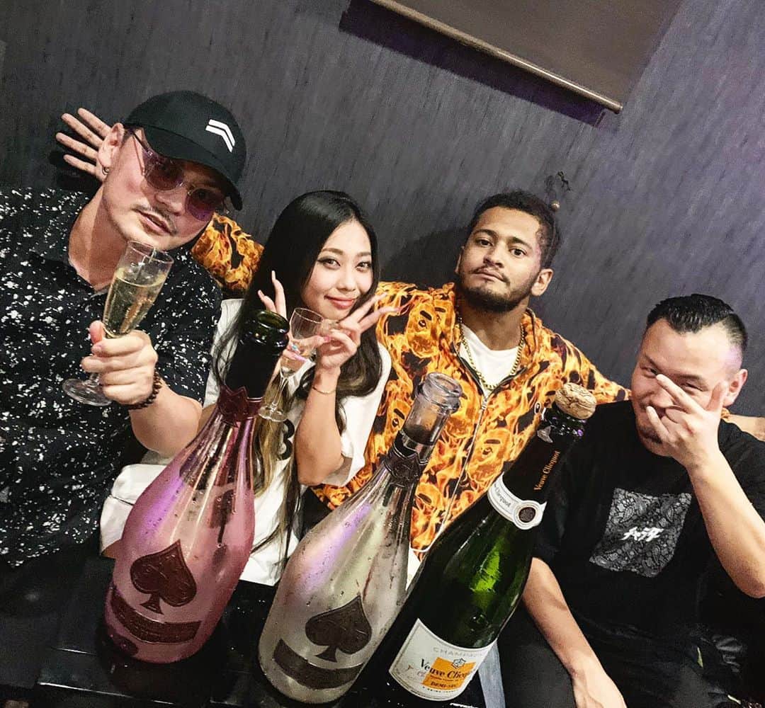SPICY CHOCOLATEのインスタグラム：「✴︎ ㊗️㊗️㊗️㊗️㊗️ 📍EP『2020』AYA a.k.a. PANDA 📍EP 『RE:音』ACE 📍自伝 『俺はやる』輪入道 📍Single『永遠なんて』KEN-U 📍川越『LAUGH TALE』 リリース & 開店おめでとう🎊  おめでとうが連鎖すると パネェGOOD VIBESに🌟  #芋焼酎ラブ #シャンパン魔王割り🙅‍♂️ #小江戸 #川越 #ワガママPINKY #城南党 #伊達に #粋に #祝」
