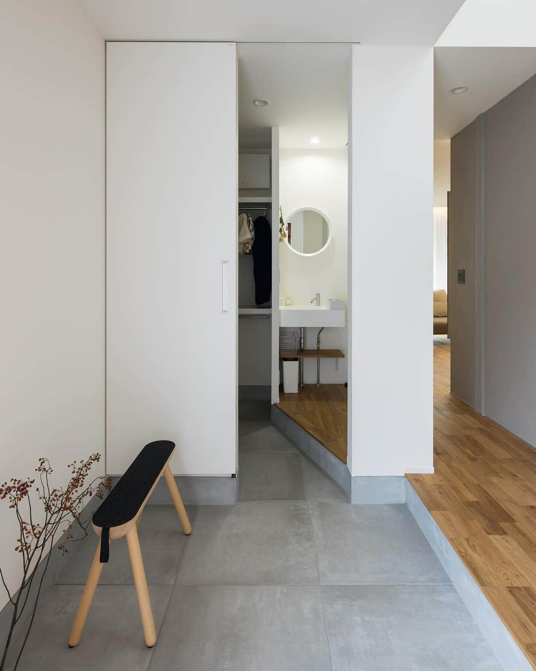 ルポハウス一級建築士事務所さんのインスタグラム写真 - (ルポハウス一級建築士事務所Instagram)「・ ・ ・ モルタル風のタイルとホワイトの扉の組み合わせがシンプルで素敵な玄関。 ・ シューズクロークと洗面スペースは扉ひとつで仕切られ、プライベート空間を守られます。 ・ ・ ・ ルポハウスの施工事例をもっと見てみたい方は こちらまで☞ @reposhouse ・ #ルポハウス は#ちょっとかっこいい家 を"友人のために"という思いでつくっています。 ・ 一生に一度の#マイホーム。 「あなたにしかできない」×「ルポハウスだからできる」で、私たちだけの#家づくり を思いっきり楽しんでみませか？！ ・ ・ ・ #家 #注文住宅  #新築一戸建て  #デザイナーズ住宅 #一級建築士事務所 #設計事務所 #instahouse  #滋賀 #大津 #草津 #栗東#玄関インテリア #モルタル風タイル #ホワイトインテリア #ノルメイド #シープベンチ #名古屋モザイクタイル #コットメント #無垢フローリング #ナラ床材 #サンワカンパニー洗面台」9月7日 12時06分 - reposhouse