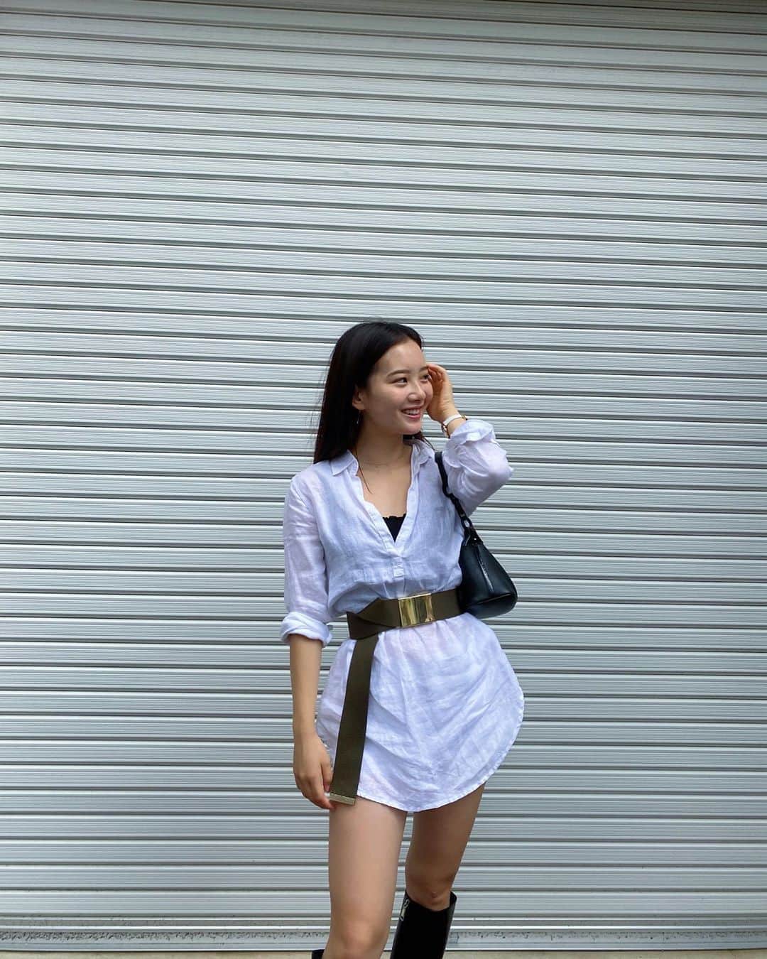 のインスタグラム：「𝐢 𝐟𝐨𝐫𝐠𝐨𝐭 𝐭𝐨 𝐢𝐫𝐨𝐧 𝐦𝐲 𝐬𝐡𝐢𝐫𝐭. 𝐬𝐨𝐫𝐫𝐲.  tops from @gap_jp  belt & boots from @sly_official  bag from @ferragamo  #sly #gap  #ferragamo」