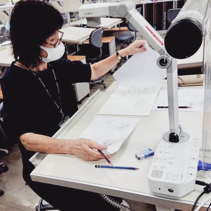 日本工学院さんのインスタグラム写真 - (日本工学院Instagram)「マンガ・アニメーション科の教員が、背景作画のリモート授業を実施しているときの様子です❗ . 手元を映しながら、作画の手法を実演しました😊 . . 「#日本工学院」をチェック！！ 学生が投稿したリアルな日常風景を見ることができますよ！ . . #nihonkogakuin #専門学校 #日本工学院八王子専門学校 #日本工学院専門学校 #教職員投稿写真 #マンガアニメーション科 #若きつくりびと #クリエイター #アニメーター #アニメーター志望 #イラストレーター #イラストレーター志望 #いらすと #イラスト練習 #かわいいイラスト #いらすとぐらむ #イラストグラム #お絵描き」9月7日 12時11分 - nihonkogakuin