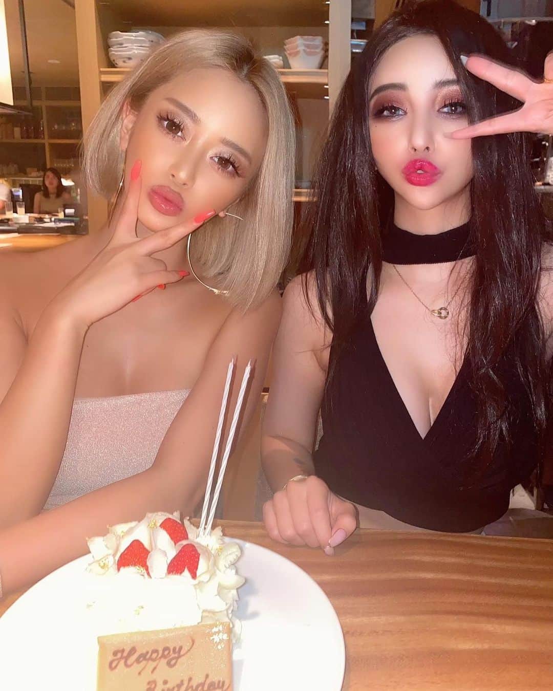 のインスタグラム：「七海が誕生日してくれた💕🎂🎉😍 めっちゃ重いDiorの袋貰って😂❣️何買ってくれたの😂❓って聞いたら「石‍ｗｗｗ」って言われてDiorの石とかどんだけオシャレなんだよ絶対テーブル飾ろって思ってたら・・・めっちゃ沢山のスキンケアが😂💕 どっちにしてもめちゃくちゃ嬉しい😂💖 ななみと同じ匂いになります✌🏻(笑) いつも一緒にはしゃいでくれるし 七海の考え方とか大人すぎて尊敬するし、いつも目配り気配りして周り見てちょー自然に動いてるし、喋ってても常に笑顔でいれるし爆笑出来る🥺💕 見た目だけじゃなくて中身までこんなにイケてる七海が大好き😍😘💕❤️ 司が海外で生活しよ！って思えたのは七海のおかげ🥺💕 (病んでる時にオランダまで会いに行ってハグして貰った←(笑))  しかも七海が手紙まで書いてくれてて泣けた😭🙏🏼💕愛😭💖  つかさも友達最高～って思わせてくれる七海が大好きだよ😂💖❣️❣️ 七海に出会えてよかった💖 本当にありがとう😆🙏🏻💕✨ #七海は神様からのプレゼント #七海のパパママありがとう #来世でも会いたい #ぎゃう #ぎゃうしか勝たん  #聖母マリアの優しさ #日本の宝 #顔面国宝 #tokyo #Japan #誕生日 #誕生日サプライズ」
