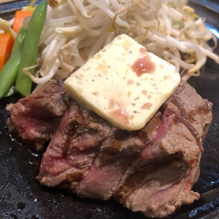 のインスタグラム：「台風前に誕生日ご飯っつう事で【壺】でステーキご馳走になりました。ラジオ番組『藤堂和子の女性塾』中洲50年のママ、いつも塾長から元気もらってます。コロナ、台風、自分の意志ではないとこで休業しなきゃいけない、、、何が起きても大丈夫な精神を鍛えなきゃ、ですね。頑張ります。 #台風 #台風で休み  #ステーキ　#壺 #中洲　#中洲グルメ  #中洲ママ  #バータービレッジ #山本カヨ #チャンネル登録お願いします」