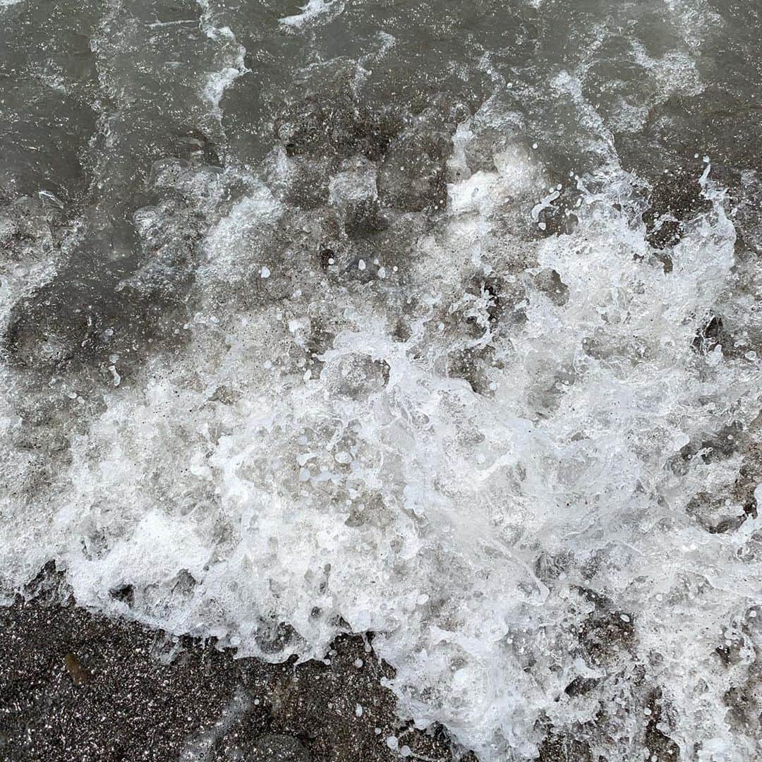 Alisaのインスタグラム：「monday mood💭  #mood#waves」