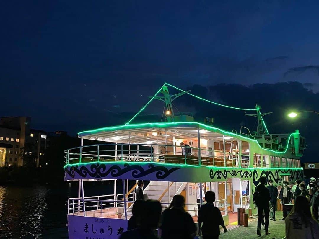 あかん遊久の里 鶴雅さんのインスタグラム写真 - (あかん遊久の里 鶴雅Instagram)「阿寒湖の夜イベント#カムイへの祈り  遊覧船の出航は20:00となっております。  乗船場までシャトルバスが出ます。19:30出発ですので、お時間までには「鶴雅ウイングス」のロビーにお越しくださいませ。  夜の阿寒湖は、とても幻想的な景色になります。そして、船の上は少し肌寒くなりますので上着をお持ちくださいね。 ・ ・ ・ #jaran_travel#retrip_news#japan_vacations#discoverjapan#loves_united_japan#jp_gallery#hokkaido#hokkaidotrip#hokkaidolikers#hokkaidosgram#ig_hokkaido#photo_shorttrip #北海道旅行#北海道観光#北海道#道東#阿寒湖温泉#温泉#鶴雅#鶴雅リゾート#遊久の里鶴雅#旅#旅行好きな人と繋がりたい#旅スタグラム#国内旅行#女子旅#家族旅行#二人旅#カップル旅」9月7日 12時28分 - tsuruga_akan