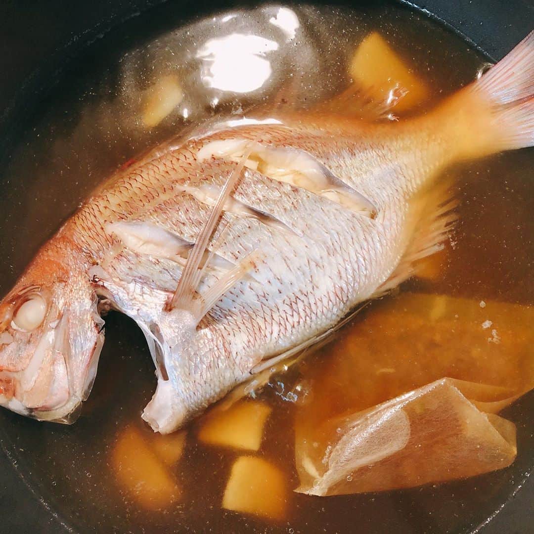 久保田磨希さんのインスタグラム写真 - (久保田磨希Instagram)「今日は魚。 今日も、夕飯を支度してから。 さてさてちょっとアイスコーヒーTime。 汗ひかしてから稽古場に入りたいじゃな〜い🤩 ちなみに、昨日は圧力鍋にしかけてきた手羽先。、帰ったら見事に骨になってました🦴 圧力鍋よ、ありがとう😊」9月7日 12時28分 - maki_kubota1973