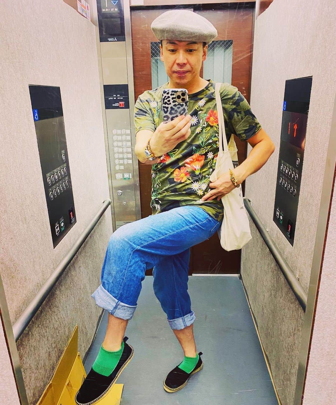 のインスタグラム：「今日の私服でおま😉✌️✨✨✨✨✨✨ 今日は夏の迷彩コーデ‼️ お気に入りの迷彩なのに花柄模様のtシャツに グレーのベレー帽で合わせてみまちた😃💡💡💡  今日も配信前に　打ち合わせやら、区役所で助成金の手続きやらで😅🤪📝✏️✏️💦💦  バタバタ動きます〜🤣🤣💦💦💦 #私服 #ootd  #夏の迷彩コーデ #グレーベレー帽 #美川憲一 #美川憲二 #ヒデコフランセスカ #オネェ系 #ものまね #午前中からバタバタ動いてます」