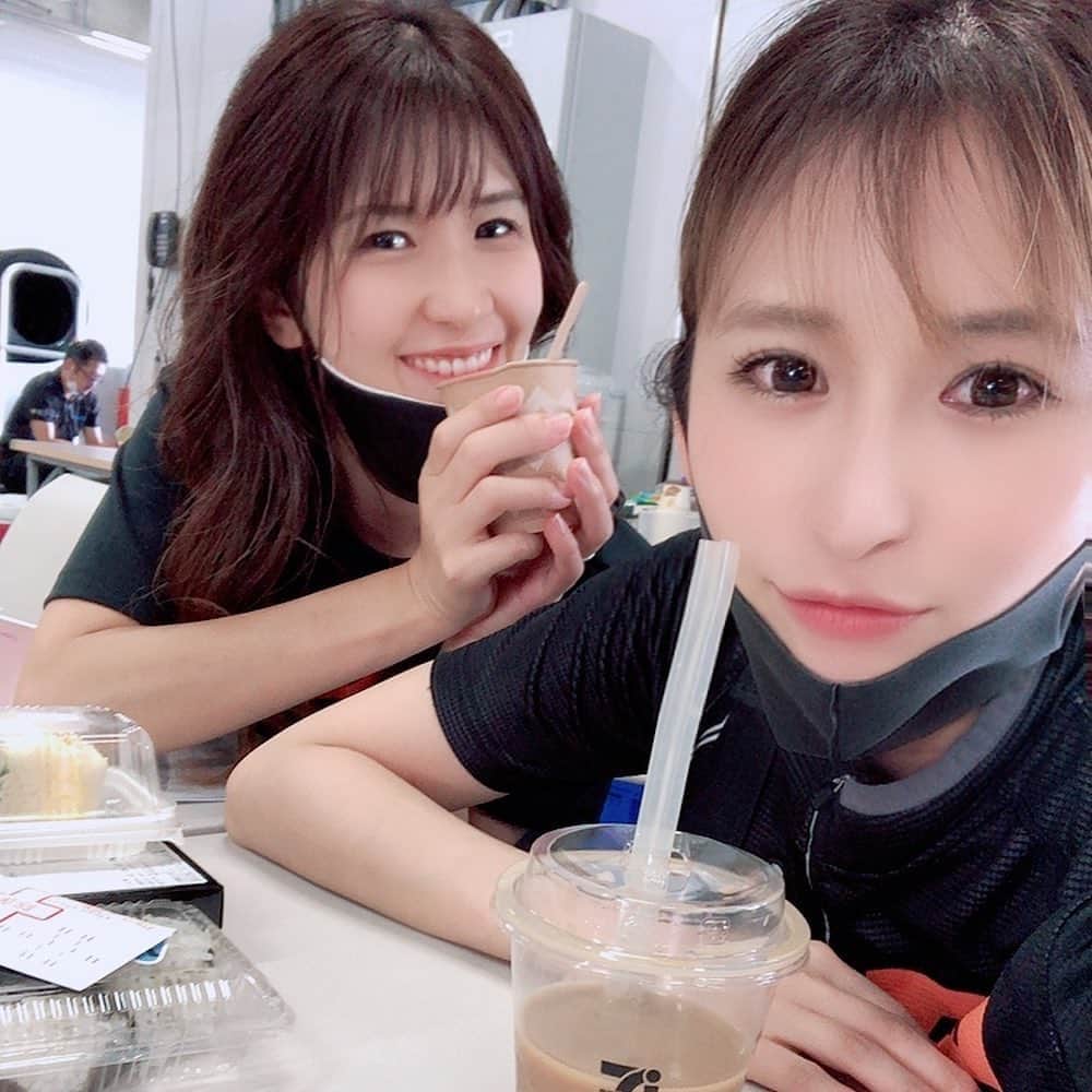 有馬綾香のインスタグラム：「24Hお疲れ様でしたーーー！！！！！  チーム皆良い人なのはもちろん、 なにより最高オブ最高の相方がいて ハードなレースも乗り越えれたし 楽しかった😂  かなちゃんあんたやっぱすごいよw 最高だよ。 またTikTokやろな。  2号車のレース結果の方はというと、 最後の本当に最後のところで 車から火が…。。 ドライバーの小林さんが運ばれる事態となりましたが 病院で検査もして無事が確認されました。本当に良かった…  完走したと思ってる方も多いと思いますし、チーム内でも一瞬完走扱いになるのでは？！と騒ついたのですが 完走扱いにはならず…。 耐久レースなにが起こるかわからないを実感。  レース始まる前から調子は良くなかったのですが その中でやれる事をやりつつ完走を目指して頑張っていた中最後の最後でこれだなんて…。 やり切れない気持ちもありますが、 それもレース！！！！  この後車の写真とか上げよっと！」