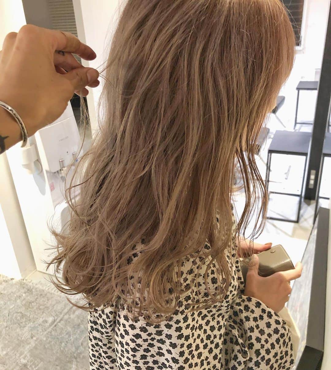 カワシリアツシのインスタグラム：「癖のないピュアなベージュは どんなお洋服にも合います☺︎」