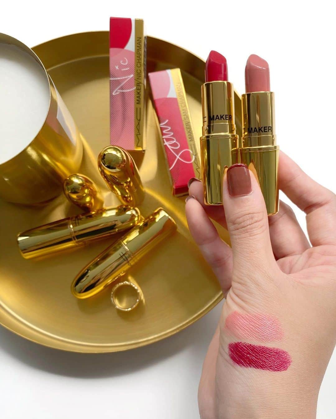M∙A∙C Cosmetics Japanのインスタグラム：「【本日公式オンライン先行発売】 各国の著名人とコラボしたリップカラーコレクションから、新たに限定2色が登場💄 ㅤ 英国のプロメイクアップアーティスト姉妹、ニコラ＆サマンサ・チャップマンとコラボした、やわらかなピーチカラーと鮮やかなレッドカラーのリップスティックです。 @nicolachapman @samchapman   ㅤ ☑︎リップスティック 右: ニック チャップマン(ピーチィ ヌード) 左: サム チャップマン(ブルーイッシュ レッド) 税込¥3,630  ※9月18日(金) 全国発売 ㅤ 【公式オンラインショップ限定特典】 ☑︎初回ご購入のお客様へ10% OFFクーポンをプレゼント （クーポンコードwelcome）  ㅤ #MACメイカー #MACMAKER #MACCosmeticsJapan #MACCosmetics #MAC #MACコスメ #マックコスメ #コスメ#コスメ紹介#コスメ好き#コスメレポ #化粧品 #デパコス #コスメ部 #コスメマニア #メイク好き#メイク道具#美容大好き#美容好き#トレンドメイク#夏メイク#メイクテク#MACリップ#リップ#リップメイク#リップスティック#ボリューム#ぷっくり#リップマニア#マットリップ」