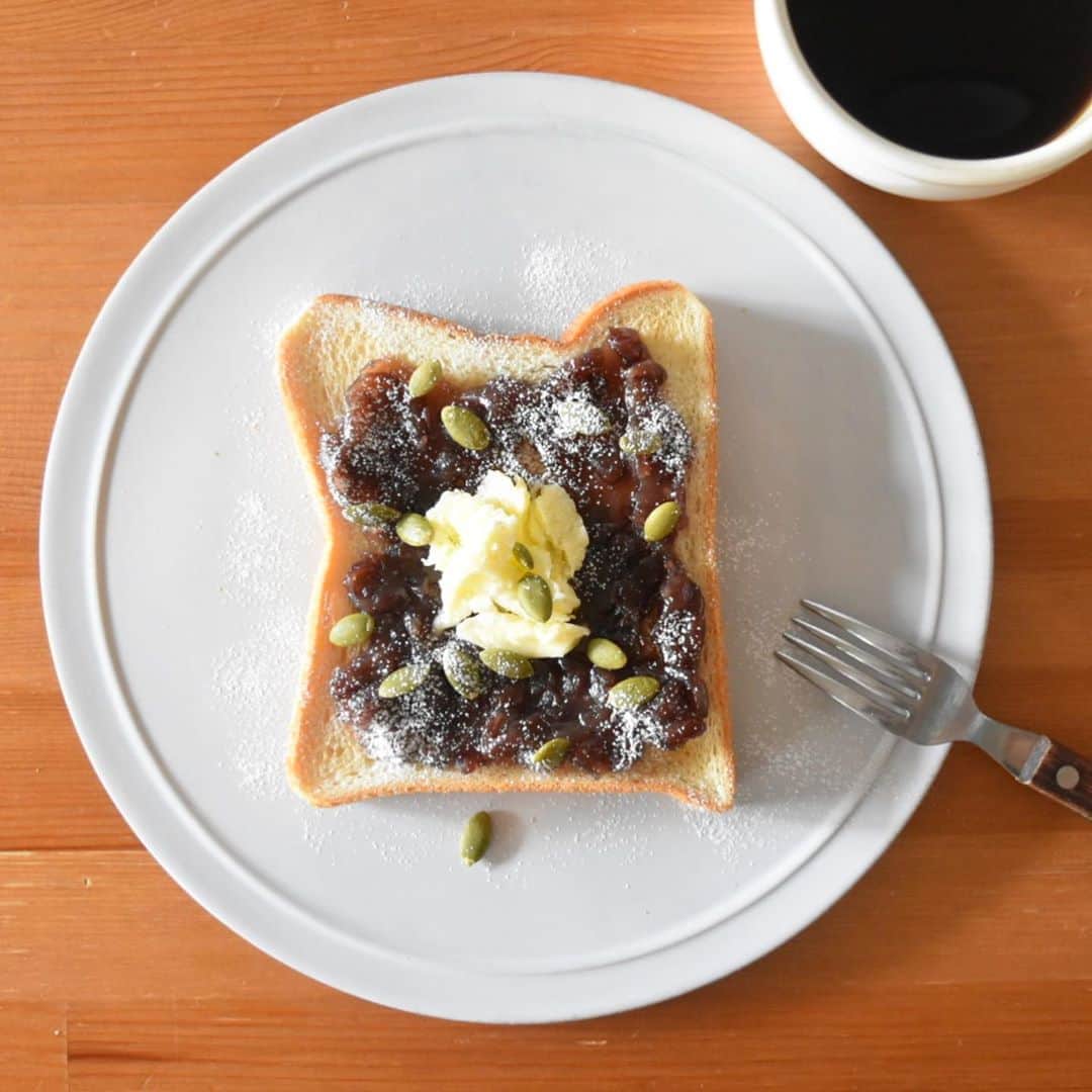 山崎佳のインスタグラム：「Today’s breakfast. あんバタートースト。 粉砂糖をそろそろ使い切りたいのと、賞味期限近くなっていたひまわりの種もどんどん使って消費してく。」