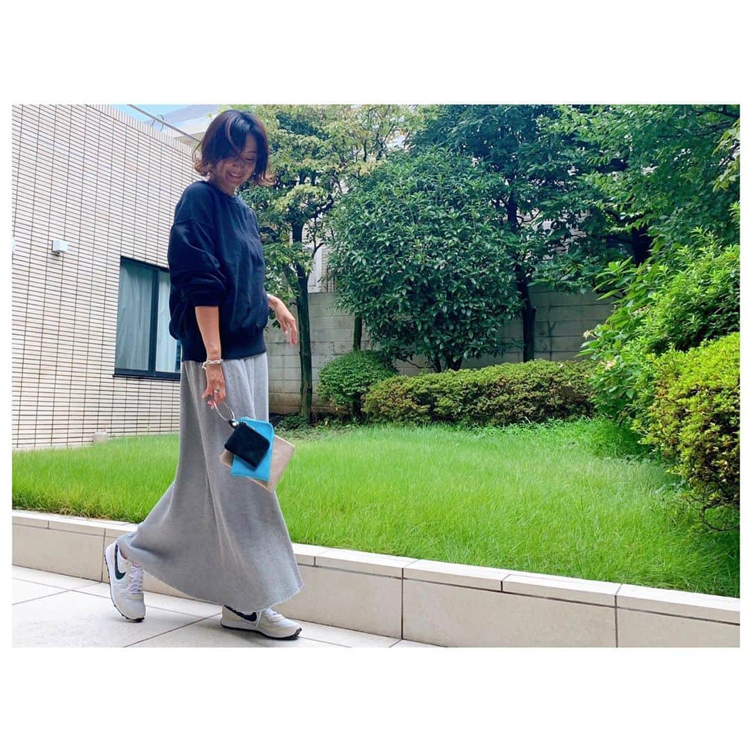 のインスタグラム：「夏に大活躍だったワッフルワンピはこれからスウェットやニットに合わせて引き続き着まわせます👍 ノースリでも長袖でも重ね着OK🙆🏽‍♀️ 長袖で重ね着したらかなり防寒にもなりますよ。 本日入荷の3ポーチバッグはミニ財布、携帯もしくはサングラス、ミニポーチとして使えて、取り外して使う事も可能な万能バッグです☺️ 展示会でも大人気で入荷してからも大好評のサイドジップスウェットも黒ラス1となりました。 ワッフルワンピもラス1なのでそろそろ秋冬物の準備を検討されている方はお見逃しなくです🙇‍♀️ #fashion #style #ootd #outfits #herfee #herfee_official」