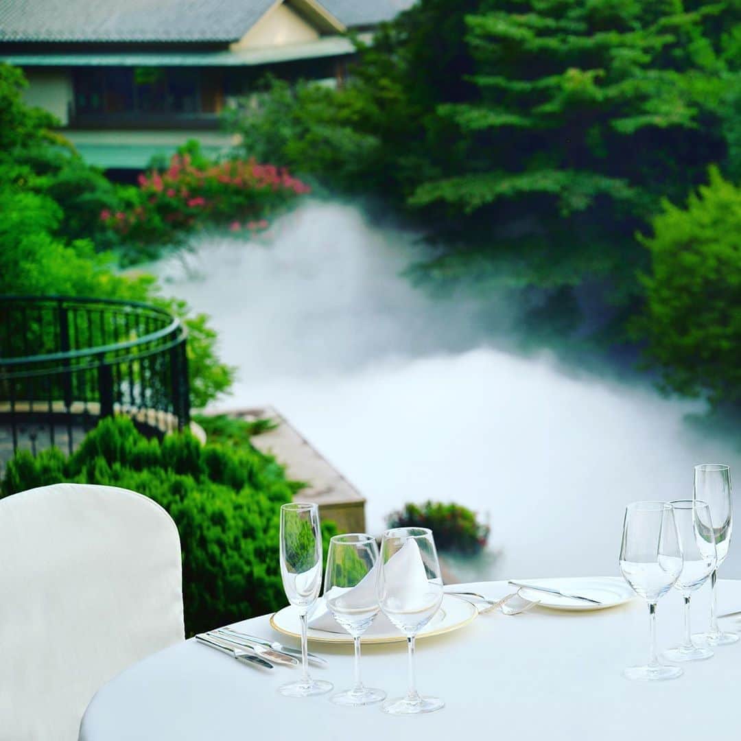 ホテル椿山荘東京さんのインスタグラム写真 - (ホテル椿山荘東京Instagram)「幻想的な「東京雲海」を、テラス席で楽しむひととき♪ Guests can enjoy the magical Sea of Clouds in Tokyo from the terrace seats.  @hotelchinzansotokyo_official  #絶景_hct #東京雲海 #雲海 #霧の庭園  #seaofclouds」9月7日 12時41分 - hotelchinzansotokyo_official