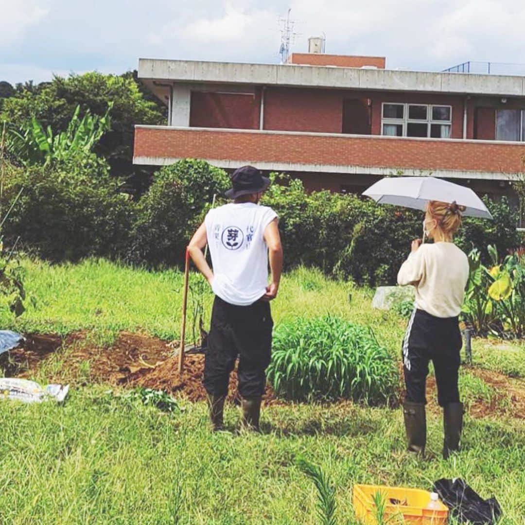 柴田紗希さんのインスタグラム写真 - (柴田紗希Instagram)「整う、畑。 畑へ行くと本当に整います 土に触ることは電波を放電できるそうです☀︎  最近のなくてはならない存在。 そして畑仲間はファミリー感増し増しになりつつあるさぁ🍆🥕🥒🥬🍠🧅」9月7日 12時48分 - shibasaaki