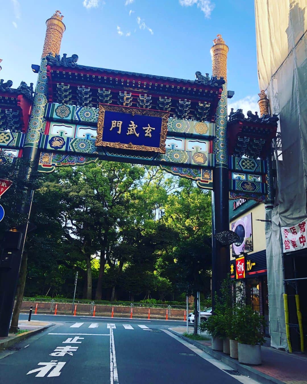 IZAMさんのインスタグラム写真 - (IZAMInstagram)「Instagram UP‼️  『横浜中華街』  幼い頃からよく行く場所。  いくつも中華街の入口の門があるのだけれど、私はこの門が一番好き。  一番人通りが少ないかもしれない門なんだけど、アマチュア時代に横浜でライヴをする時は、必ず　7th Avenueというライヴハウスにお世話になっていたのでこの門が近くよくくぐったものです。  横浜は家系的にも長い歴史があり、今も大好きな場所。  #横浜 #横浜中華街 #山下公園 #横浜スタジアム  #横浜の思い出」9月7日 12時50分 - izam_official_
