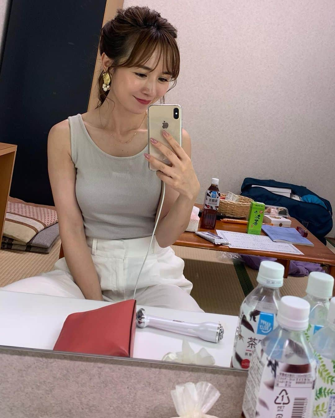 山川恵里佳さんのインスタグラム写真 - (山川恵里佳Instagram)「・ ・ お肌ケアについて質問いただいたのでお肌事情について☺️ ・ 年齢的に悩みは色々あるのですが特に気になるのが２つ！小じわとたるみ😭愛してあげたら愛着わくんだけどね。諦められない部分もあるわけで笑 ・ まずは @shibuyamori でハイフシャワーと水光注射は月1で必ずやってます。ハイフシャワーは肌を熱で引き締めていくので、たるみはもちろん小じわにも良い影響があると感じてます！例えば小じわに何か注入するという方法もあるけど院長先生にご相談した結果、入れると皮膚は伸びちゃうので地道に皮膚を締めて縮めていってあげて、水光注射で皮膚に直接必要な栄養を入れてあげるという方法を私は選びました☺️数ヶ月続けてますが、気になってた小じわやたるみが気にならなくなってきました。これほんと！個々にあった方法がたくさんあるから院長先生に相談してみてください☺︎ ・ ホームケアも大事で @ayakokakiuchi 監修のリスタートアイ、 @attenir_official と @pola_official_jp のアイクリームは外せない！アイクリームは目周りだけじゃなくて鼻根とかほうれい線にも塗ってます！リスタートアイは目周りぎりぎりまでケアできるし、これ一本でお顔全体できるのでマスト♡楽屋でもいつも使ってる☺︎ ・ 最後はファンデの話。最近のお気に入りは @faistar_official のクッションファンデ！気になる部分はカバーしつつも内側から艶めく感じがたまらない🤍リップやチークにも使えるカラー付きだからほんと便利！仕事の時も必ず持参してます✨ ・ コンプレックスを認めつつ許せる部分はプラスに捉えて、どうしても気になる事はクリニックに相談！そしてホームケア大事！！最後お肌をどう見せたいかはファンデーションしだいです😊ご参考になれば嬉しいです！男性の方、、ほとんど理解できなかったらごめんなさい🙏🧡 ・ ・ #美容好きな人と繋がりたい #アラフォーお肌事情 #韓国コスメ #クッションファンデーション #ファイスタ #艶肌メイク #リスタートアイ #アイクリーム #ハイフシャワー #水光注射 #渋谷の森クリニック」9月7日 12時51分 - erika_3_official