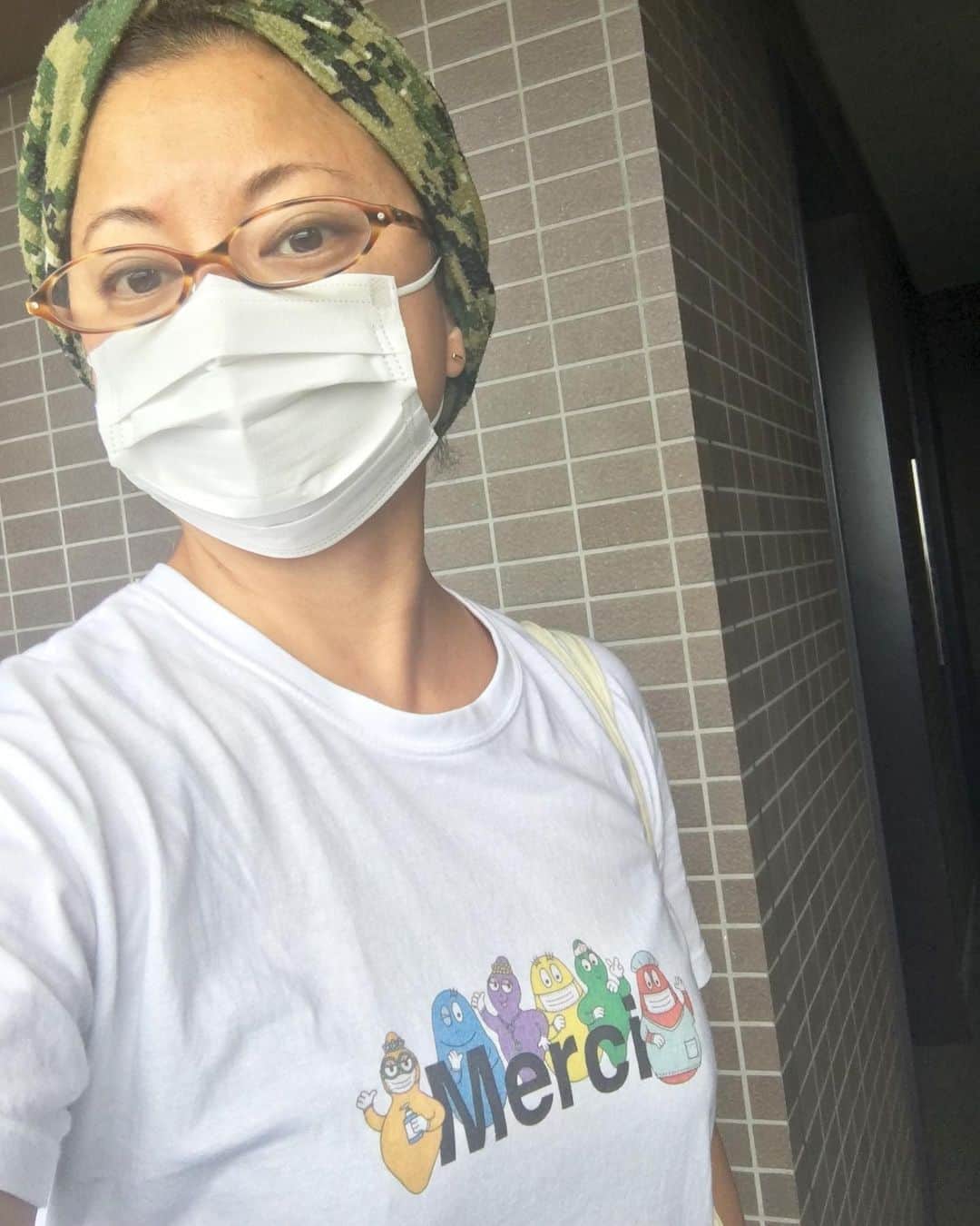猫沢エミさんのインスタグラム写真 - (猫沢エミInstagram)「このTシャツ着て、ひとりコンフィヌモン頑張っています。（のが、ちょっとウケる😂）。  あと4日。仕事三昧の予定。  #東京下町時間」9月7日 13時04分 - necozawaemi