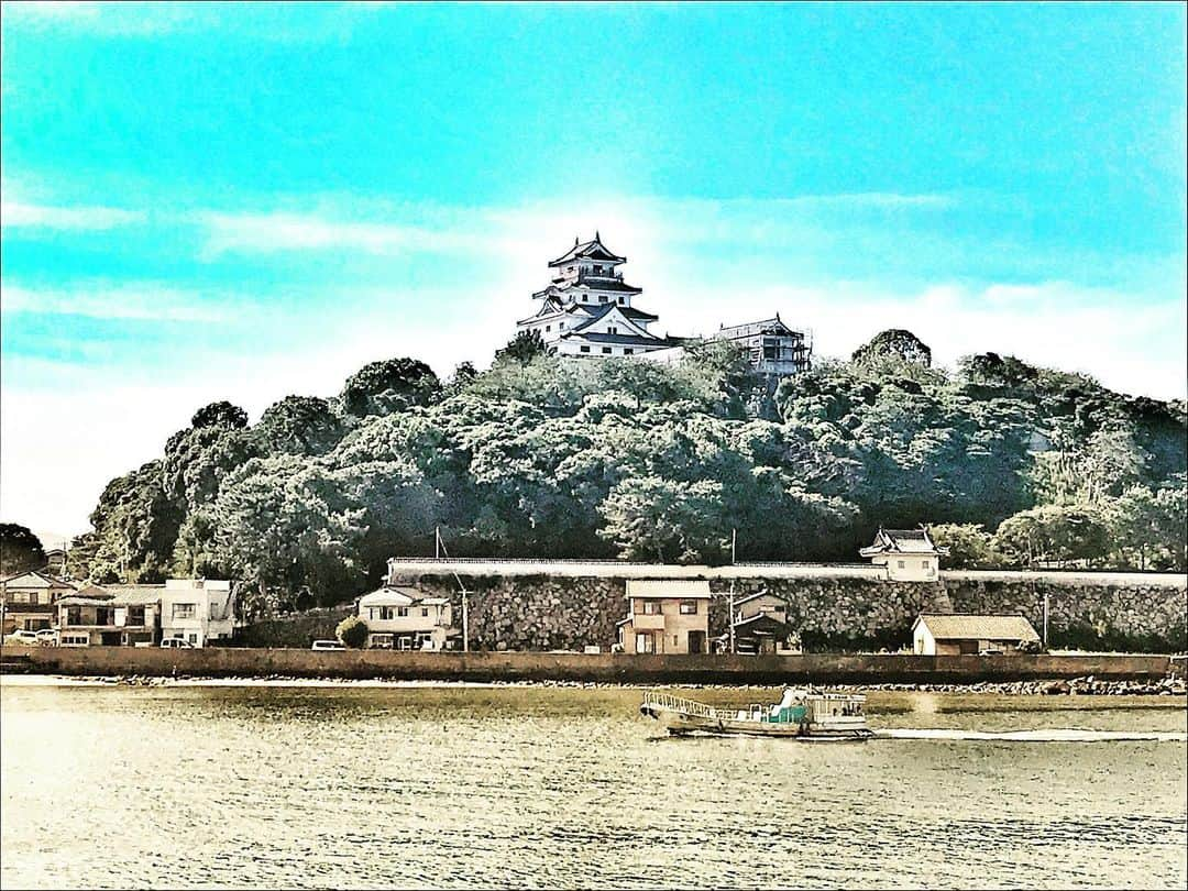 須田健太郎さんのインスタグラム写真 - (須田健太郎Instagram)「🏯 台風10号は過ぎ去りました。 心配していた 唐津湾に面している『唐津城』。 近くのお店の方によりますと、 城はいつもと変わらず、 悠然とそびえ立っているということです。 ・ 写真は、以前撮影したものです。 この唐津城、 ロケーション最高の他に、 「斜行エレベーター」が印象的な城でございます。 斜めに昇るエレベーターで、山頂まで行けちゃう。 珍しい城です。 これは乗ってみないと、どんな感じかわかりません。  興奮と感動を与えてくれる城。 ・ そんな素晴らしい城の 今の状況を聞けて、一安心。 ・ ですが… もうしばらくは 暴風や土砂災害などに警戒が必要ということです。 もう少し気を抜かず警戒しましょう！  ・ #城好き #唐津城 #歴史好き #台風情報はきょうのめんたいワイドでお伝えします」9月7日 12時57分 - kentarosuda_fbs