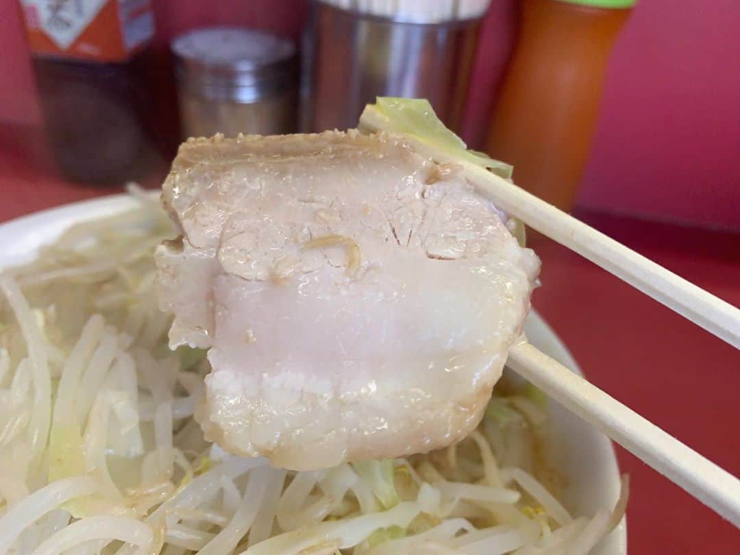 SUSURUさんのインスタグラム写真 - (SUSURUInstagram)「ラーメン二郎 ひばりヶ丘駅前店 小ラーメンニンニク少なめアブラ 月曜朝、約束の地ひばりヶ丘へ。 10:50くらいの到着で外待ち7人でした。 本来は11:30からの営業ですが、15分ほど前倒しの早開け。並ぶ時間が少なくなるのでありがたいです🙇‍♂️ 店主さんの俊敏な動きに見惚れていると着丼。 そびえ立つ美しい野菜タワーにトロリと乳化した濃厚なスープが食欲をそそるビジュアル🍥 まろやかな口当たりながらバキリと強めに旨味の効いたスープに、表面なめらかで噛むとモチっと力強い食感の麺がたまらない美味しさ😍 ノンストップですすり倒し、気づけば丼がカラになっていました。 店内は涼しく、居心地がとても良いお店です🐷🐷 #susuru_tv  #ラーメン二郎ひばりヶ丘駅前店 #ラーメン二郎 #ひばりヶ丘 #東京 #超うまい  #ラーメン #らーめん #ramen #ラーメン部 #ramennoodles #毎日ラーメン生活 #麺スタグラム #japaneseramen #japanramen #foodstagram #foodie #noodles #instanoodle #instaramen #instafood #susururecommended #二郎 #東京ラーメン」9月7日 13時02分 - susuru_tv