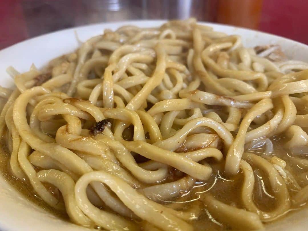 SUSURUさんのインスタグラム写真 - (SUSURUInstagram)「ラーメン二郎 ひばりヶ丘駅前店 小ラーメンニンニク少なめアブラ 月曜朝、約束の地ひばりヶ丘へ。 10:50くらいの到着で外待ち7人でした。 本来は11:30からの営業ですが、15分ほど前倒しの早開け。並ぶ時間が少なくなるのでありがたいです🙇‍♂️ 店主さんの俊敏な動きに見惚れていると着丼。 そびえ立つ美しい野菜タワーにトロリと乳化した濃厚なスープが食欲をそそるビジュアル🍥 まろやかな口当たりながらバキリと強めに旨味の効いたスープに、表面なめらかで噛むとモチっと力強い食感の麺がたまらない美味しさ😍 ノンストップですすり倒し、気づけば丼がカラになっていました。 店内は涼しく、居心地がとても良いお店です🐷🐷 #susuru_tv  #ラーメン二郎ひばりヶ丘駅前店 #ラーメン二郎 #ひばりヶ丘 #東京 #超うまい  #ラーメン #らーめん #ramen #ラーメン部 #ramennoodles #毎日ラーメン生活 #麺スタグラム #japaneseramen #japanramen #foodstagram #foodie #noodles #instanoodle #instaramen #instafood #susururecommended #二郎 #東京ラーメン」9月7日 13時02分 - susuru_tv