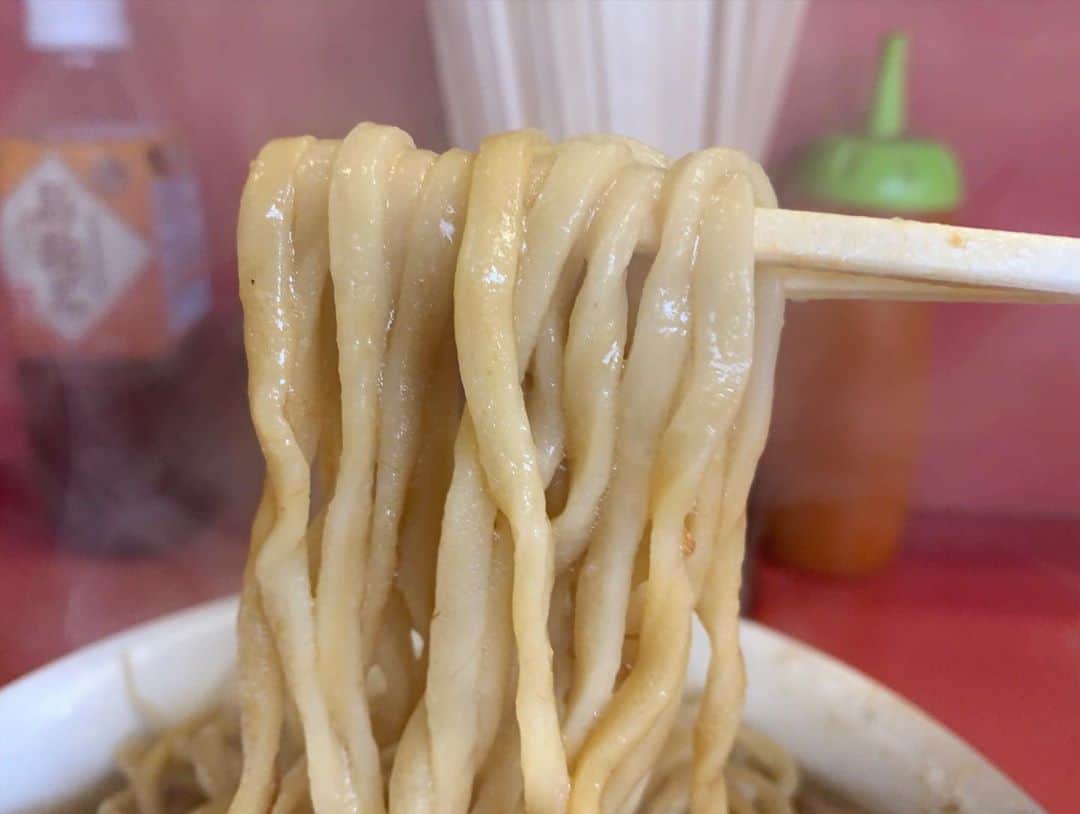 SUSURUさんのインスタグラム写真 - (SUSURUInstagram)「ラーメン二郎 ひばりヶ丘駅前店 小ラーメンニンニク少なめアブラ 月曜朝、約束の地ひばりヶ丘へ。 10:50くらいの到着で外待ち7人でした。 本来は11:30からの営業ですが、15分ほど前倒しの早開け。並ぶ時間が少なくなるのでありがたいです🙇‍♂️ 店主さんの俊敏な動きに見惚れていると着丼。 そびえ立つ美しい野菜タワーにトロリと乳化した濃厚なスープが食欲をそそるビジュアル🍥 まろやかな口当たりながらバキリと強めに旨味の効いたスープに、表面なめらかで噛むとモチっと力強い食感の麺がたまらない美味しさ😍 ノンストップですすり倒し、気づけば丼がカラになっていました。 店内は涼しく、居心地がとても良いお店です🐷🐷 #susuru_tv  #ラーメン二郎ひばりヶ丘駅前店 #ラーメン二郎 #ひばりヶ丘 #東京 #超うまい  #ラーメン #らーめん #ramen #ラーメン部 #ramennoodles #毎日ラーメン生活 #麺スタグラム #japaneseramen #japanramen #foodstagram #foodie #noodles #instanoodle #instaramen #instafood #susururecommended #二郎 #東京ラーメン」9月7日 13時02分 - susuru_tv