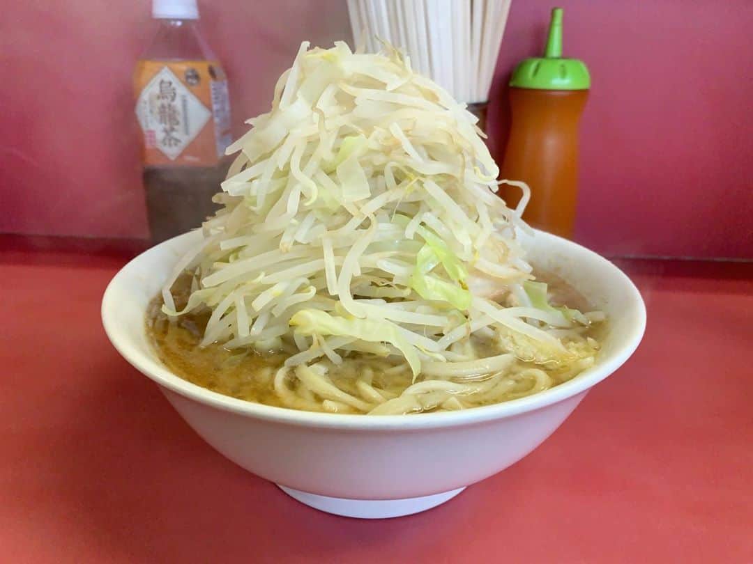 SUSURUさんのインスタグラム写真 - (SUSURUInstagram)「ラーメン二郎 ひばりヶ丘駅前店 小ラーメンニンニク少なめアブラ 月曜朝、約束の地ひばりヶ丘へ。 10:50くらいの到着で外待ち7人でした。 本来は11:30からの営業ですが、15分ほど前倒しの早開け。並ぶ時間が少なくなるのでありがたいです🙇‍♂️ 店主さんの俊敏な動きに見惚れていると着丼。 そびえ立つ美しい野菜タワーにトロリと乳化した濃厚なスープが食欲をそそるビジュアル🍥 まろやかな口当たりながらバキリと強めに旨味の効いたスープに、表面なめらかで噛むとモチっと力強い食感の麺がたまらない美味しさ😍 ノンストップですすり倒し、気づけば丼がカラになっていました。 店内は涼しく、居心地がとても良いお店です🐷🐷 #susuru_tv  #ラーメン二郎ひばりヶ丘駅前店 #ラーメン二郎 #ひばりヶ丘 #東京 #超うまい  #ラーメン #らーめん #ramen #ラーメン部 #ramennoodles #毎日ラーメン生活 #麺スタグラム #japaneseramen #japanramen #foodstagram #foodie #noodles #instanoodle #instaramen #instafood #susururecommended #二郎 #東京ラーメン」9月7日 13時02分 - susuru_tv